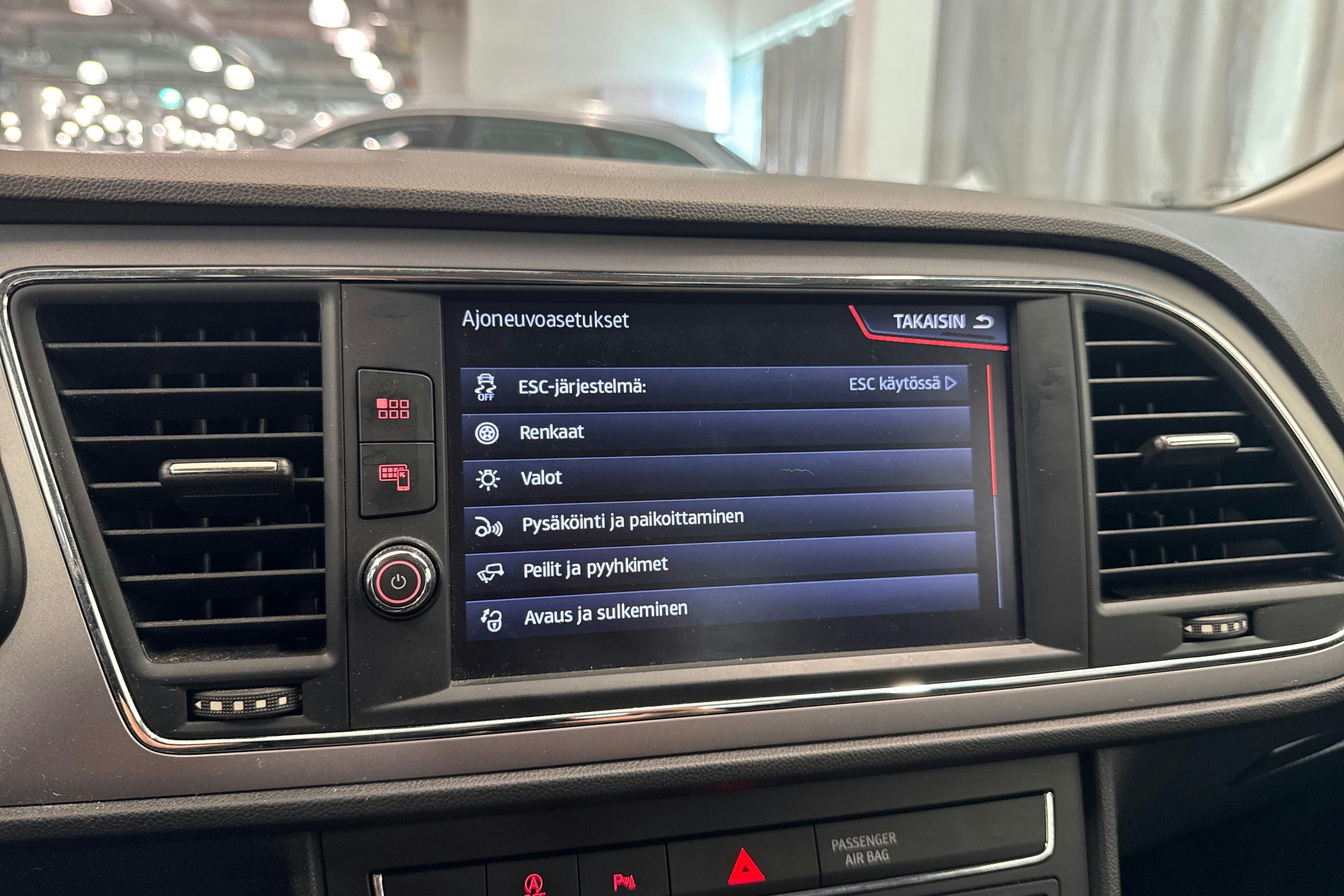Valkoinen SEAT LEON 2019 kuva 32.