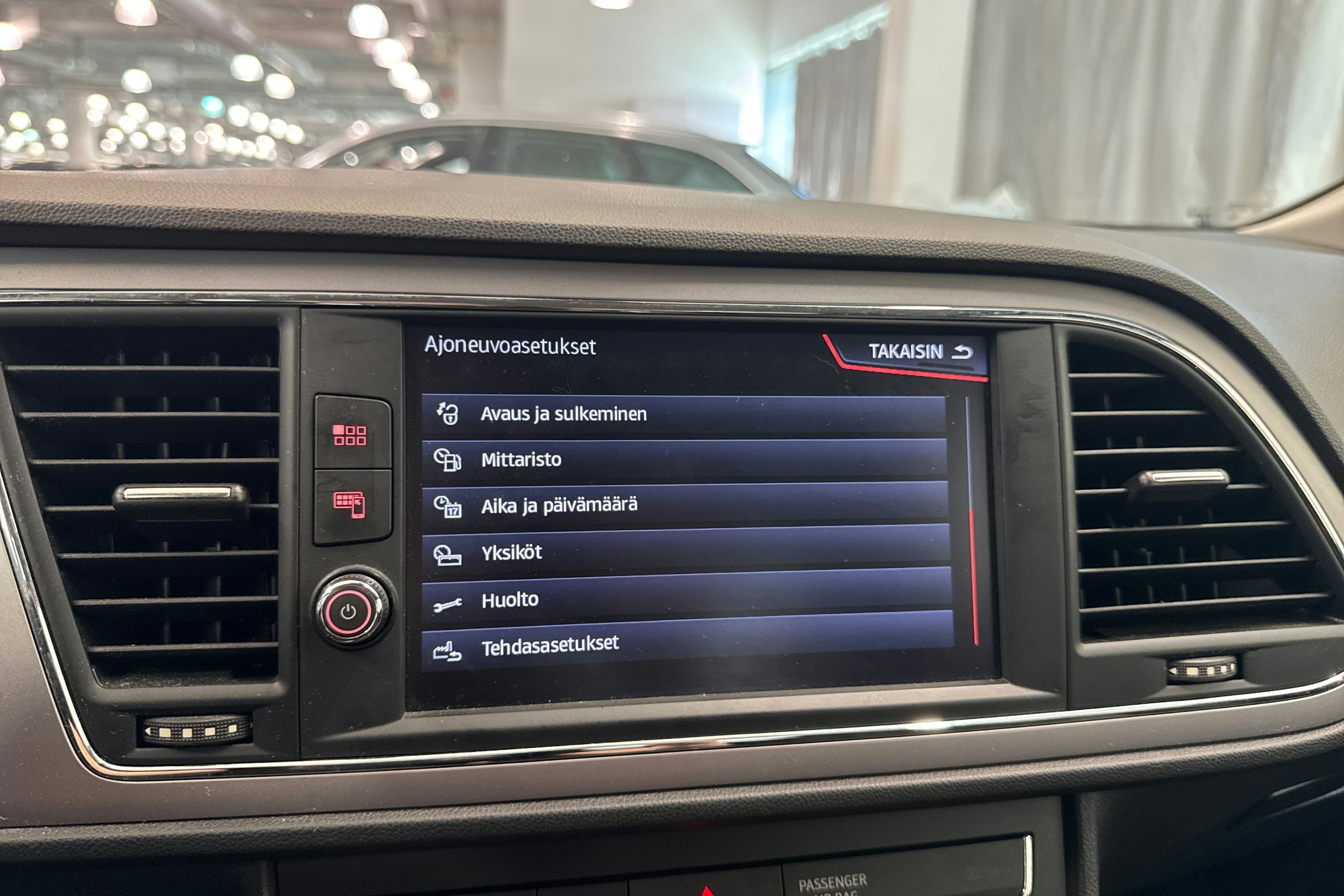 Valkoinen SEAT LEON 2019 kuva 33.