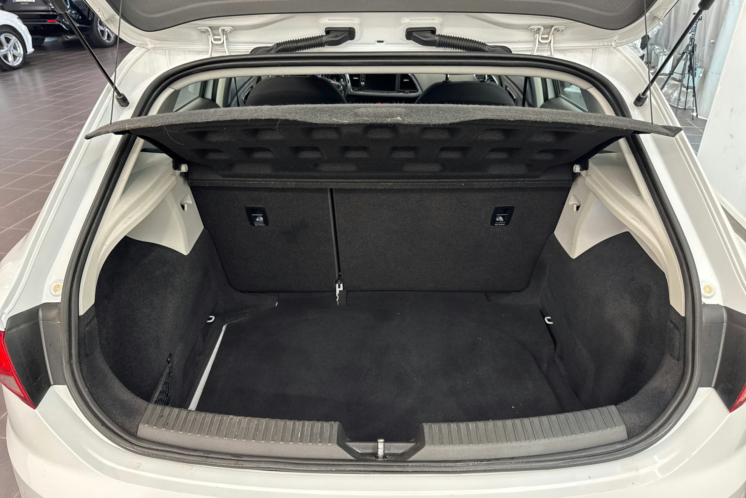 Valkoinen SEAT LEON 2019 kuva 36.
