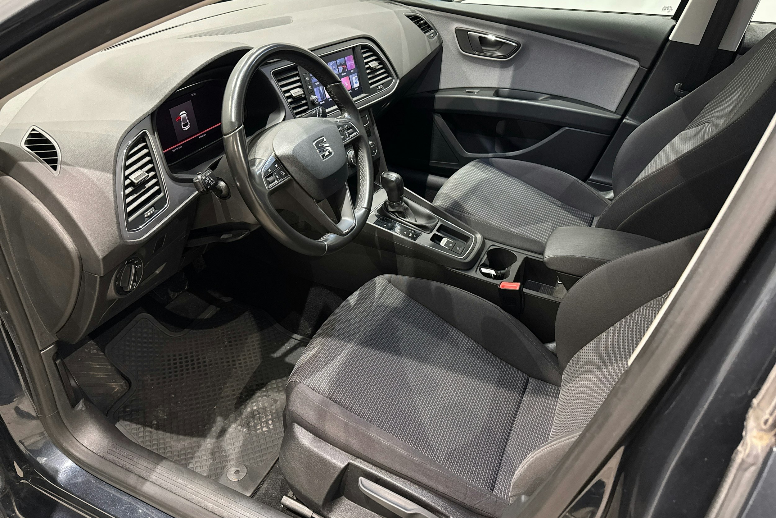 harmaa SEAT Leon 2019 kuva 6.