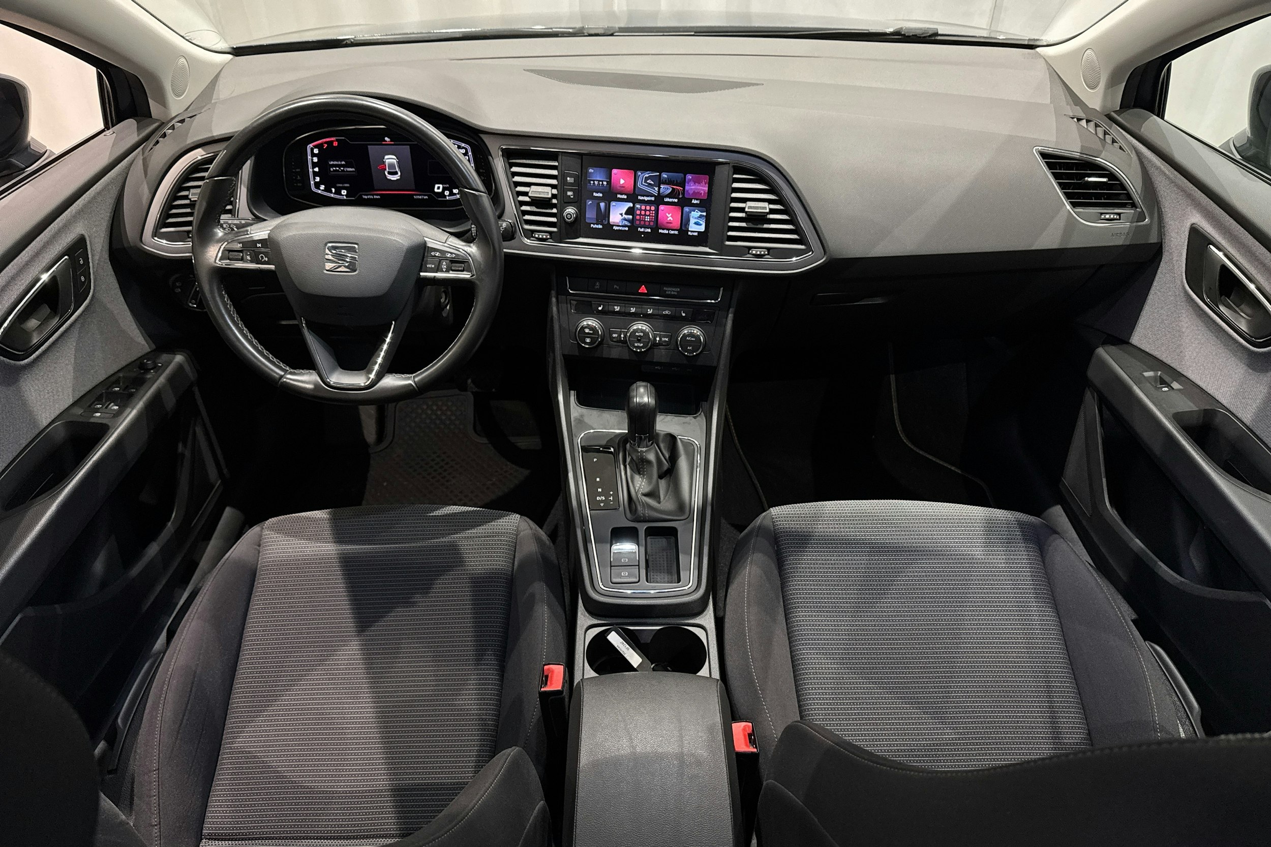 harmaa SEAT Leon 2019 kuva 7.