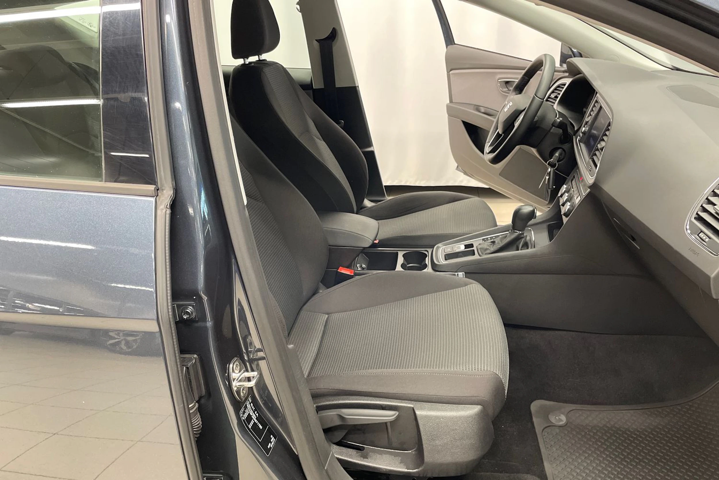 harmaa SEAT Leon 2019 kuva 23.