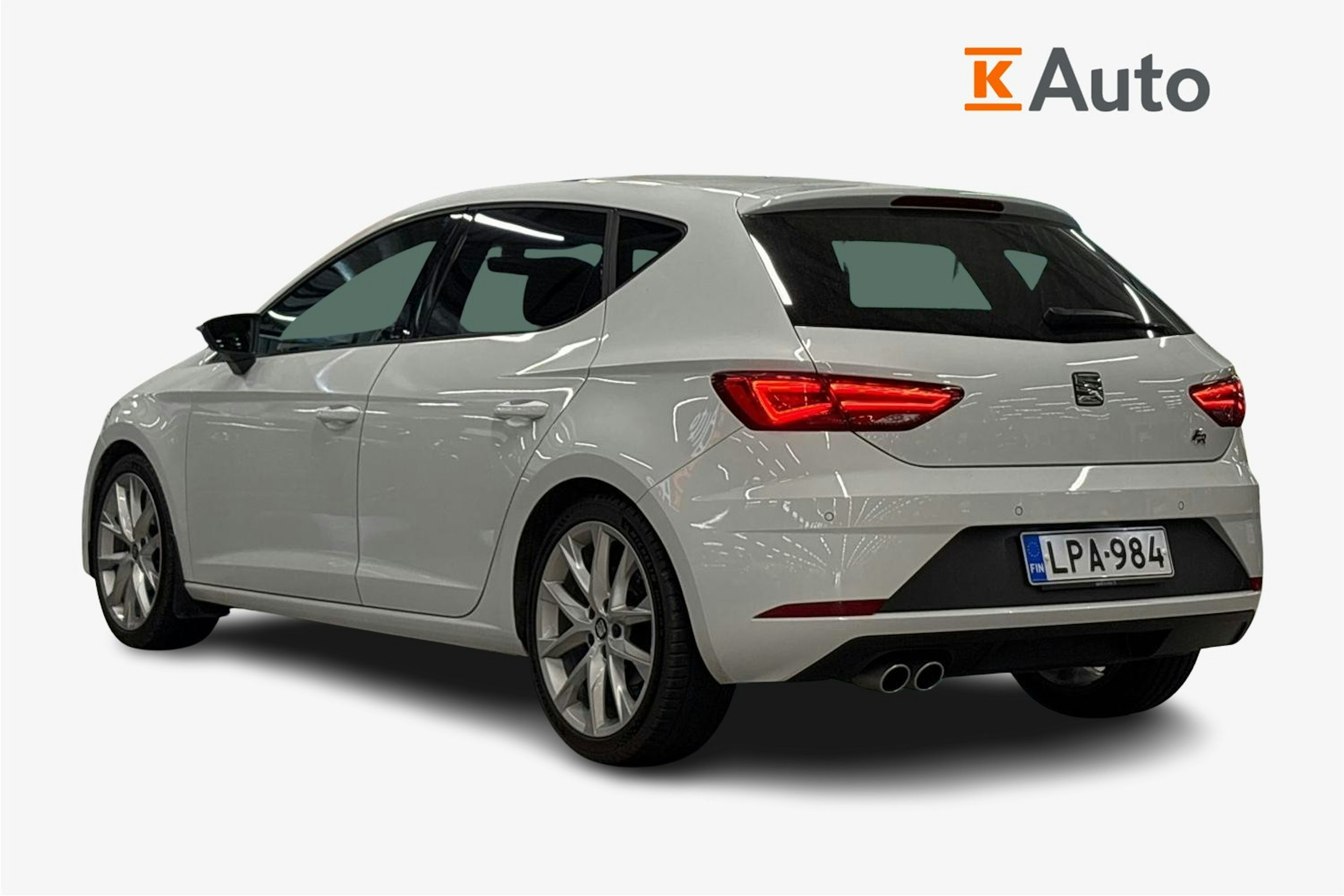 valkoinen SEAT Leon 2020 kuva 2.