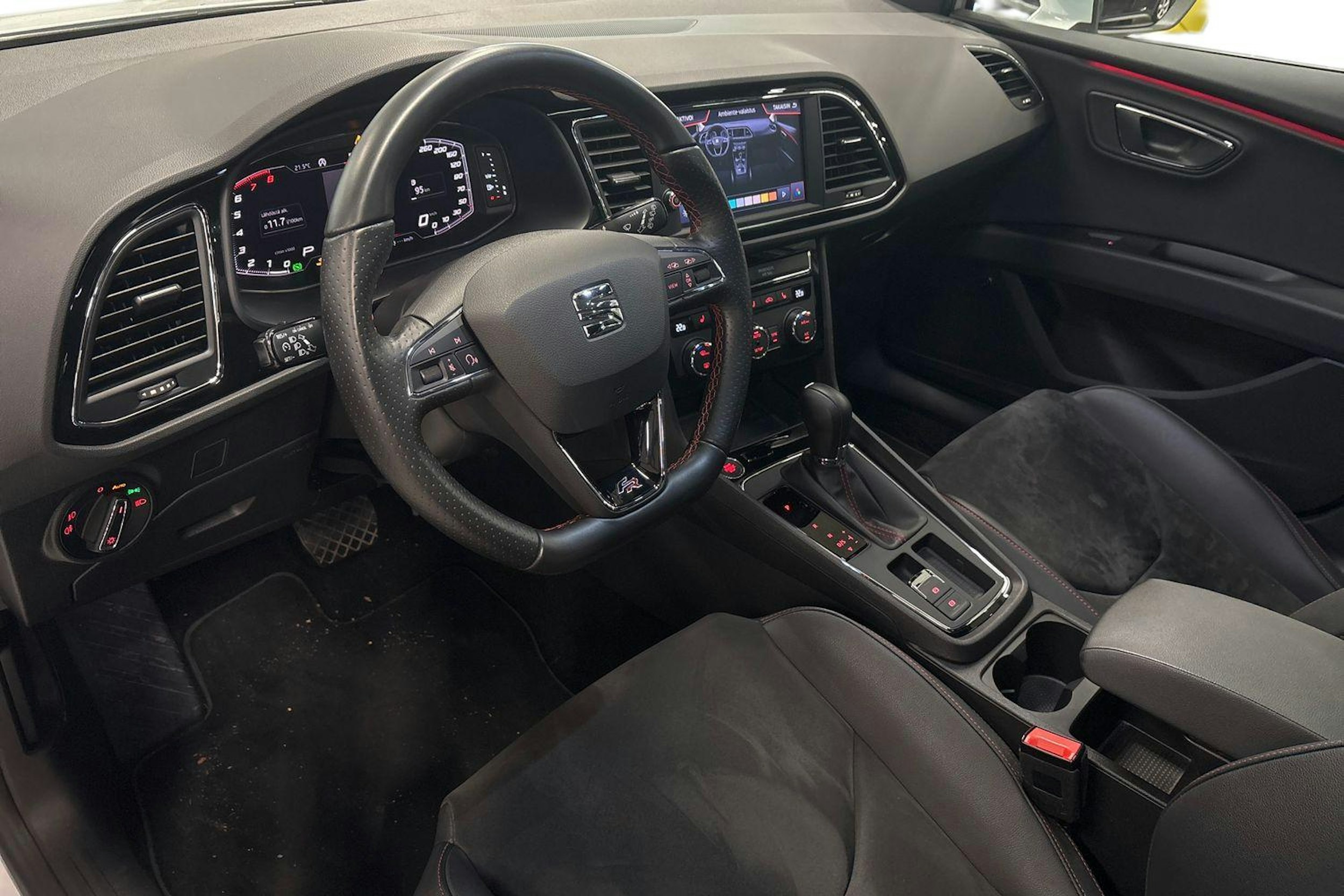 valkoinen SEAT Leon 2020 kuva 3.