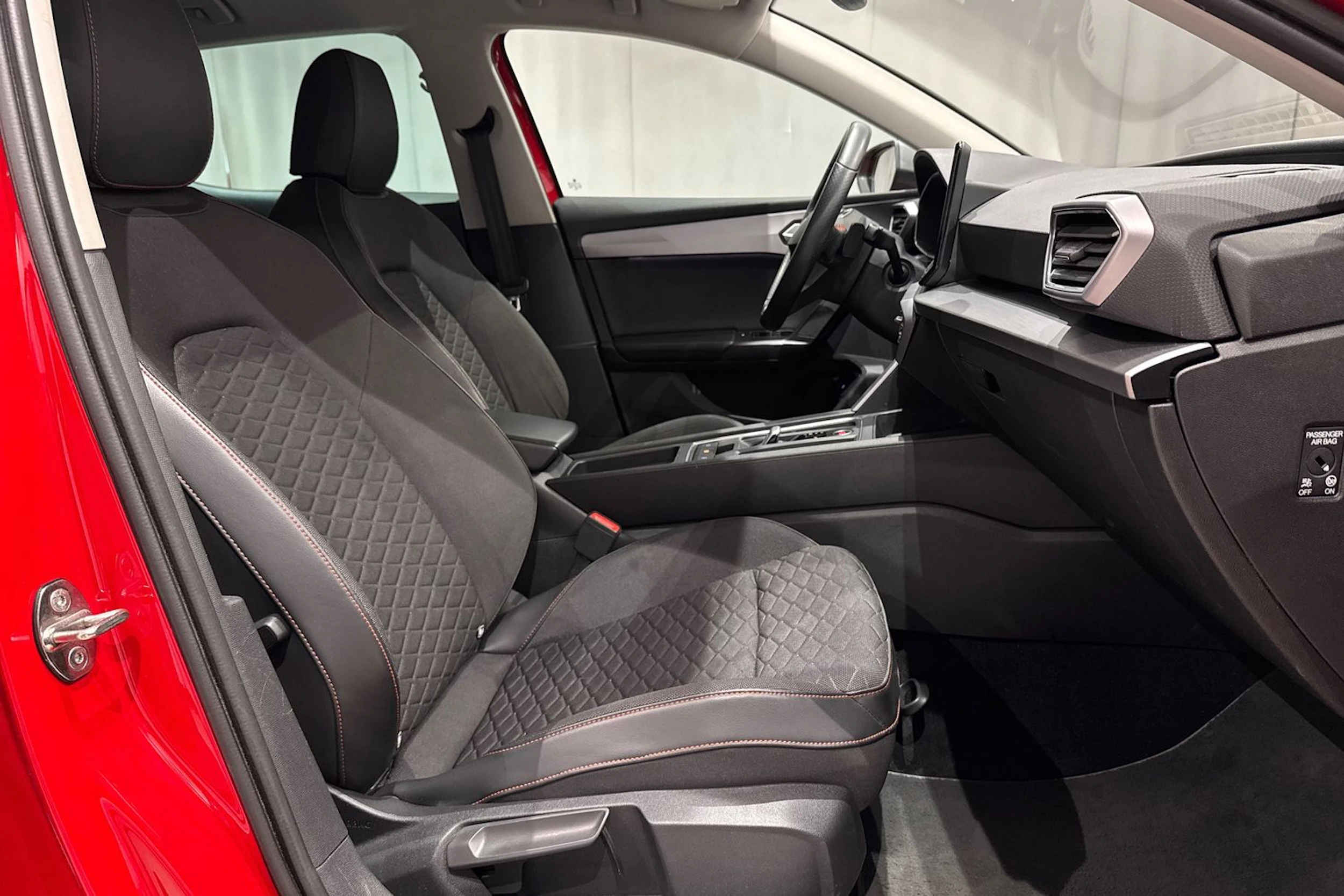 punainen SEAT Leon 2021 kuva 13.