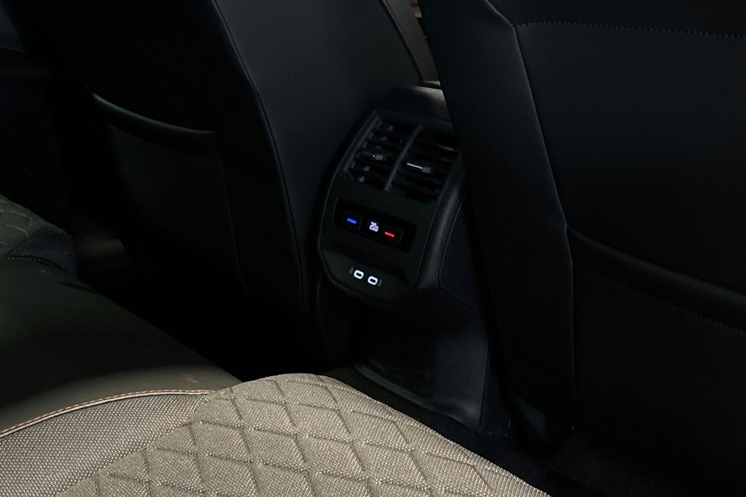 punainen SEAT Leon 2020 kuva 12.