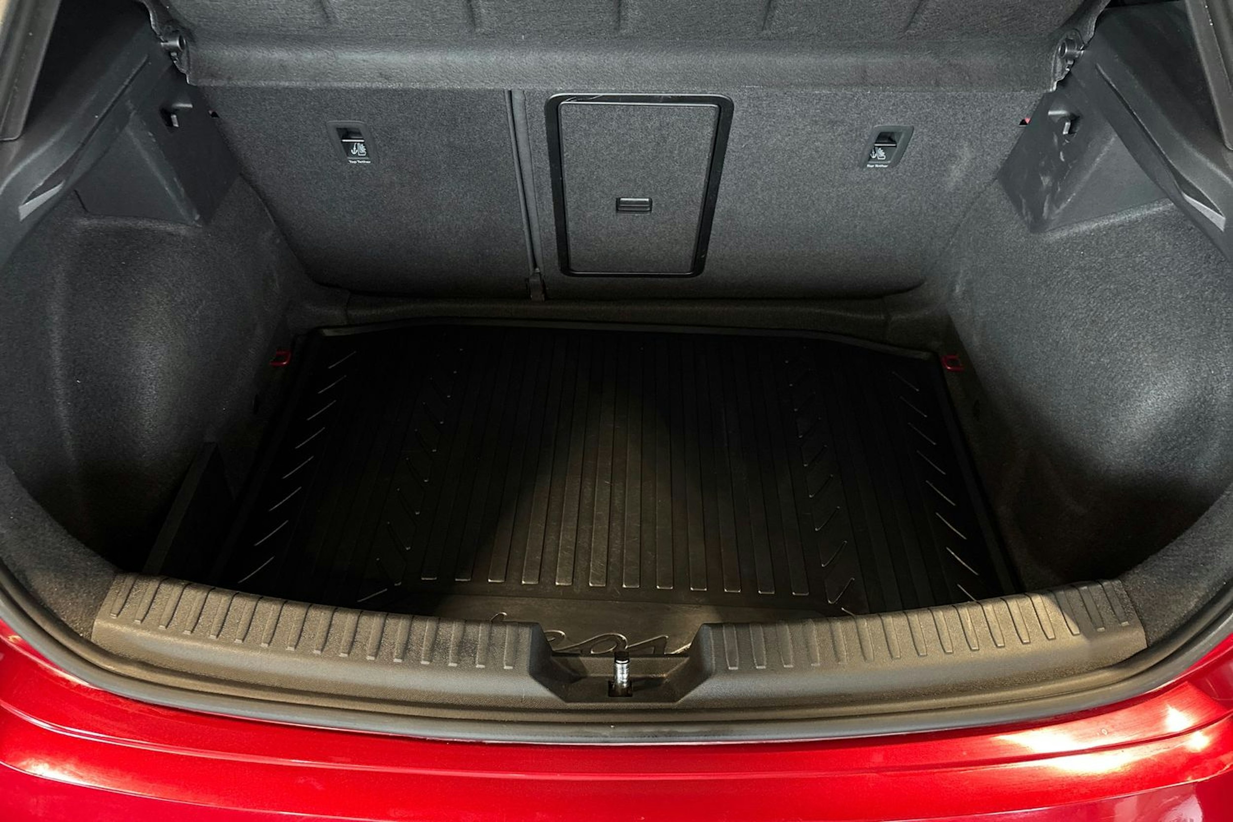 punainen SEAT Leon 2020 kuva 13.