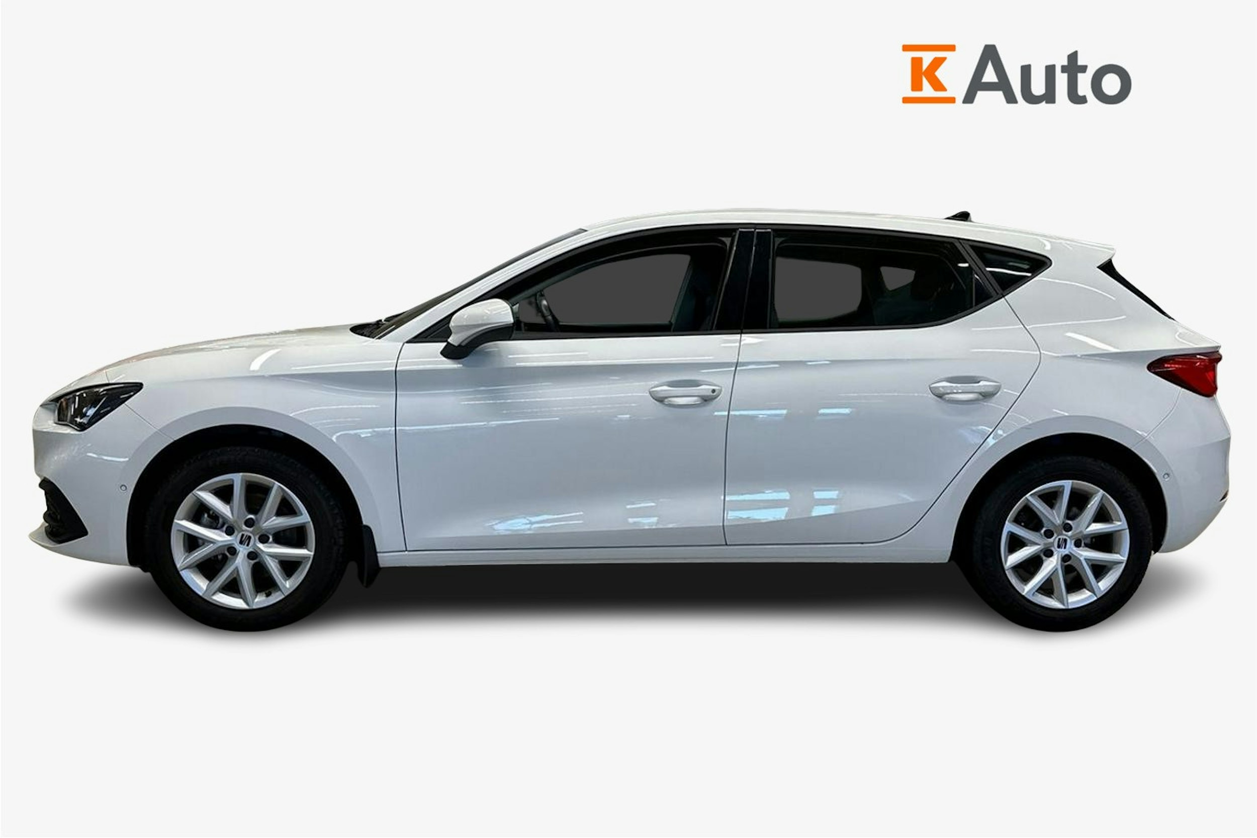 valkoinen SEAT Leon 2021 kuva 5.