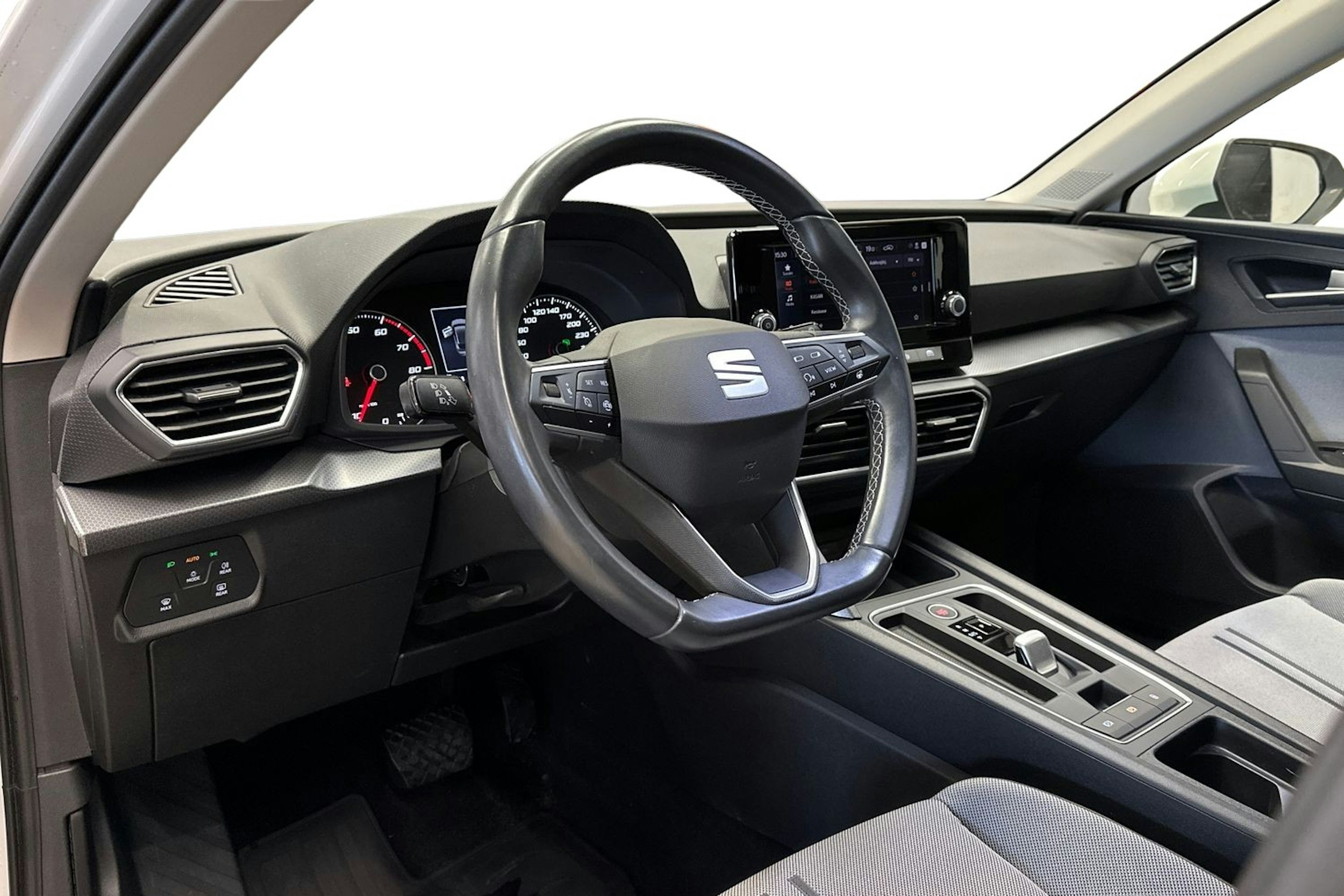 valkoinen SEAT Leon 2021 kuva 6.