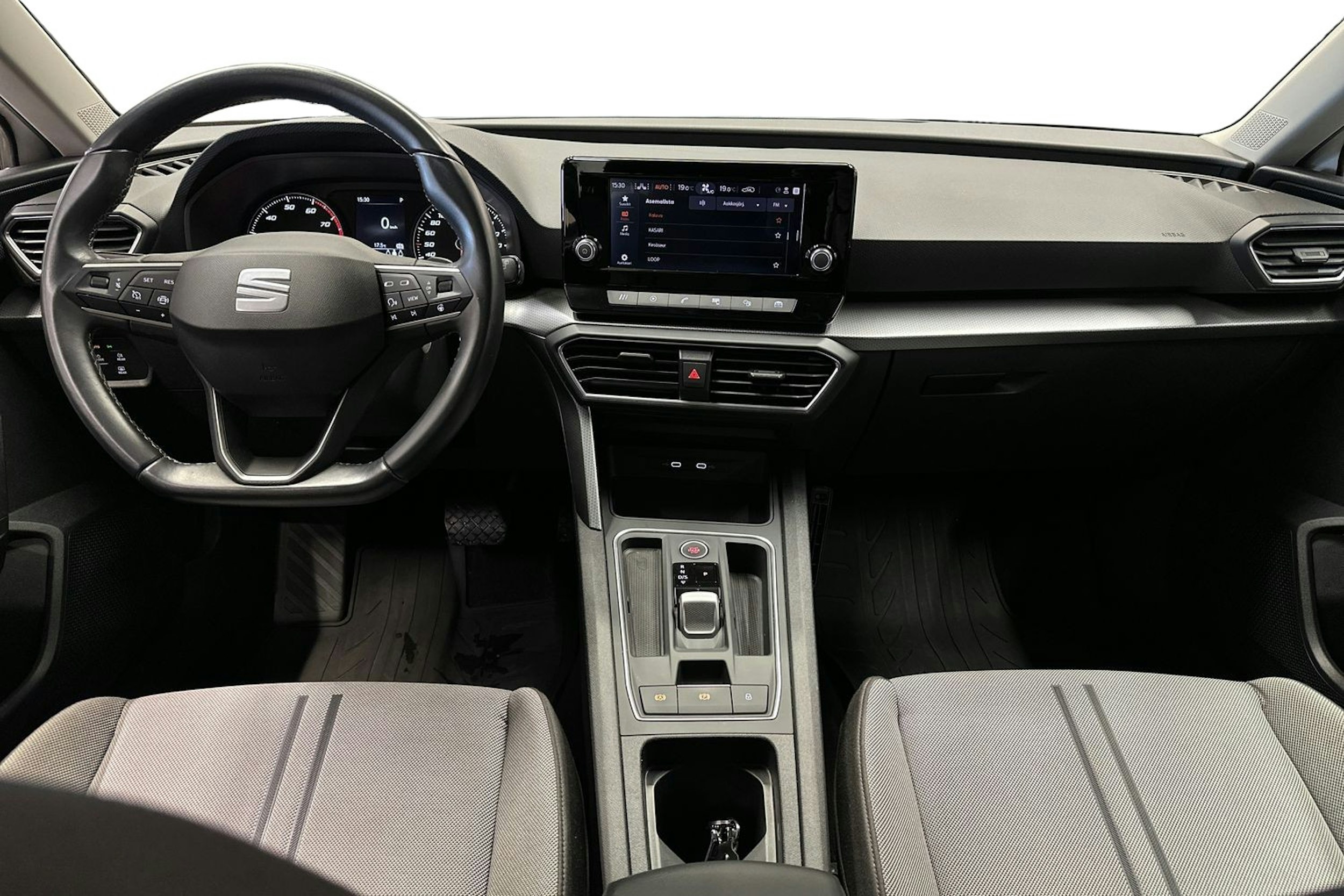 valkoinen SEAT Leon 2021 kuva 7.