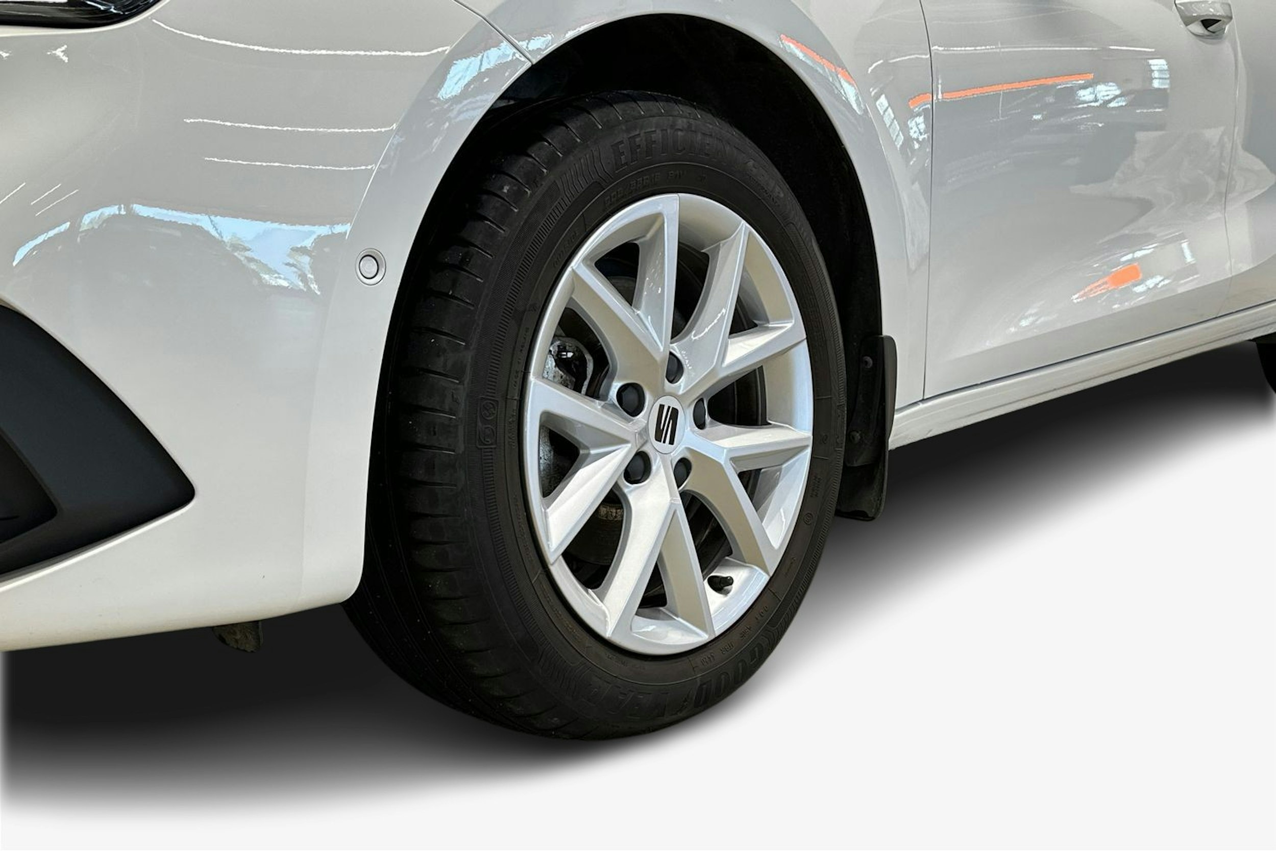 valkoinen SEAT Leon 2021 kuva 9.