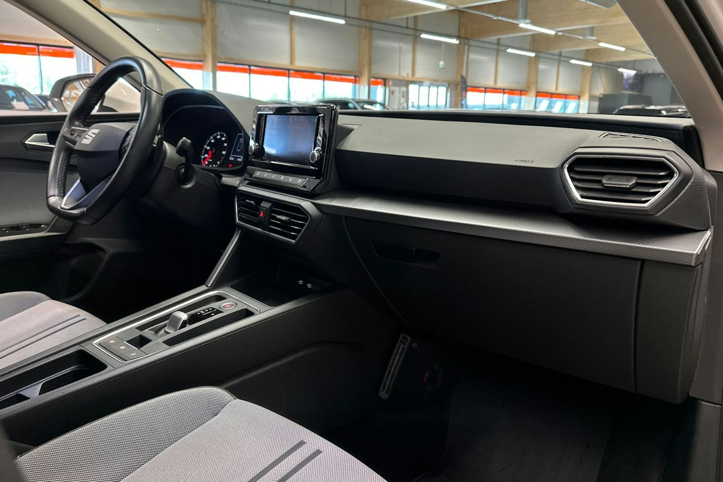 valkoinen SEAT Leon 2021 kuva 11.