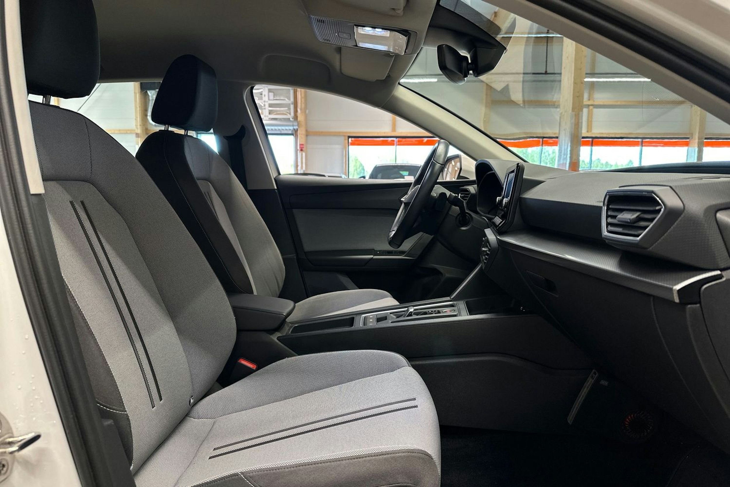 valkoinen SEAT Leon 2021 kuva 12.