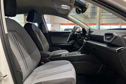 valkoinen SEAT Leon 2021 kuva 12.