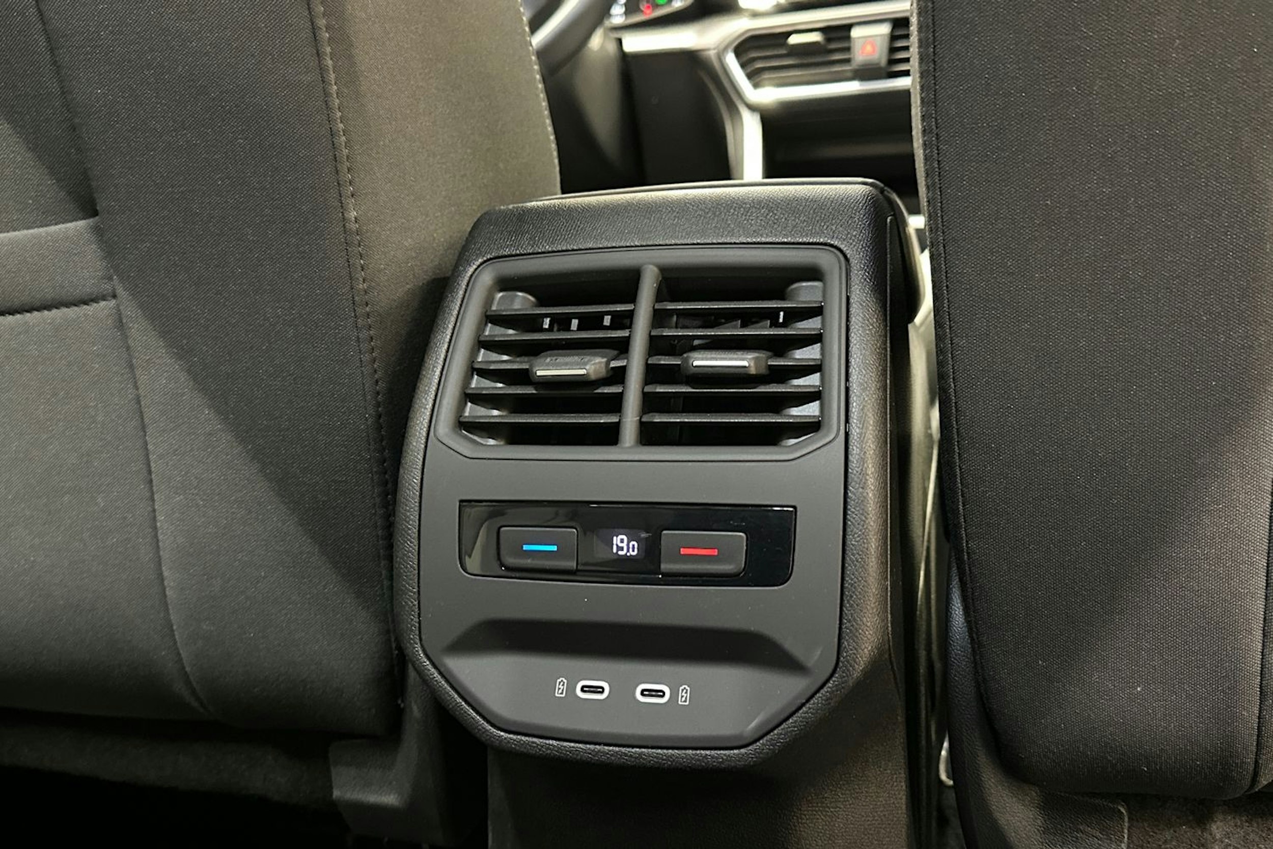 valkoinen SEAT Leon 2021 kuva 14.