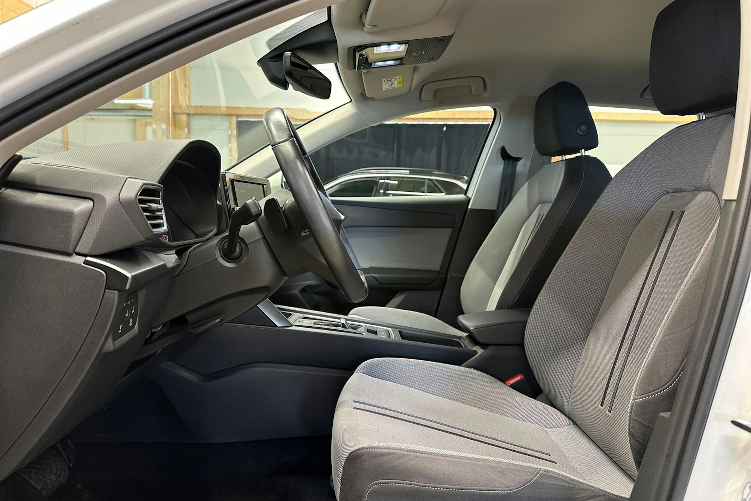 valkoinen SEAT Leon 2021 kuva 15.