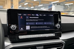 valkoinen SEAT Leon 2021 kuva 17.