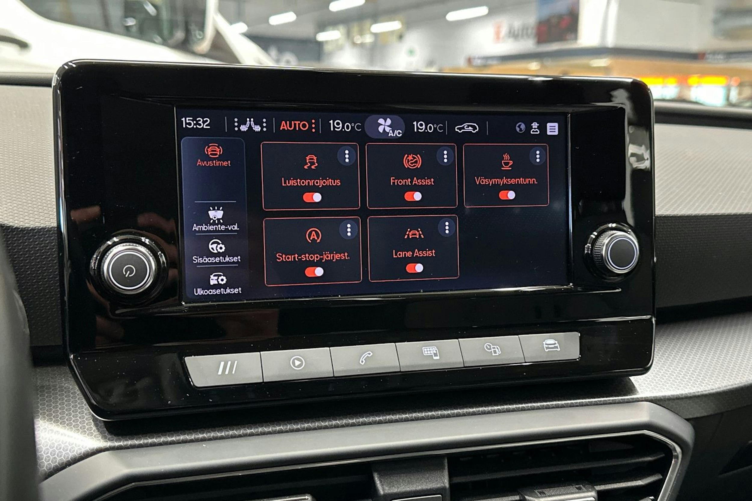 valkoinen SEAT Leon 2021 kuva 18.