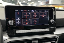 valkoinen SEAT Leon 2021 kuva 18.