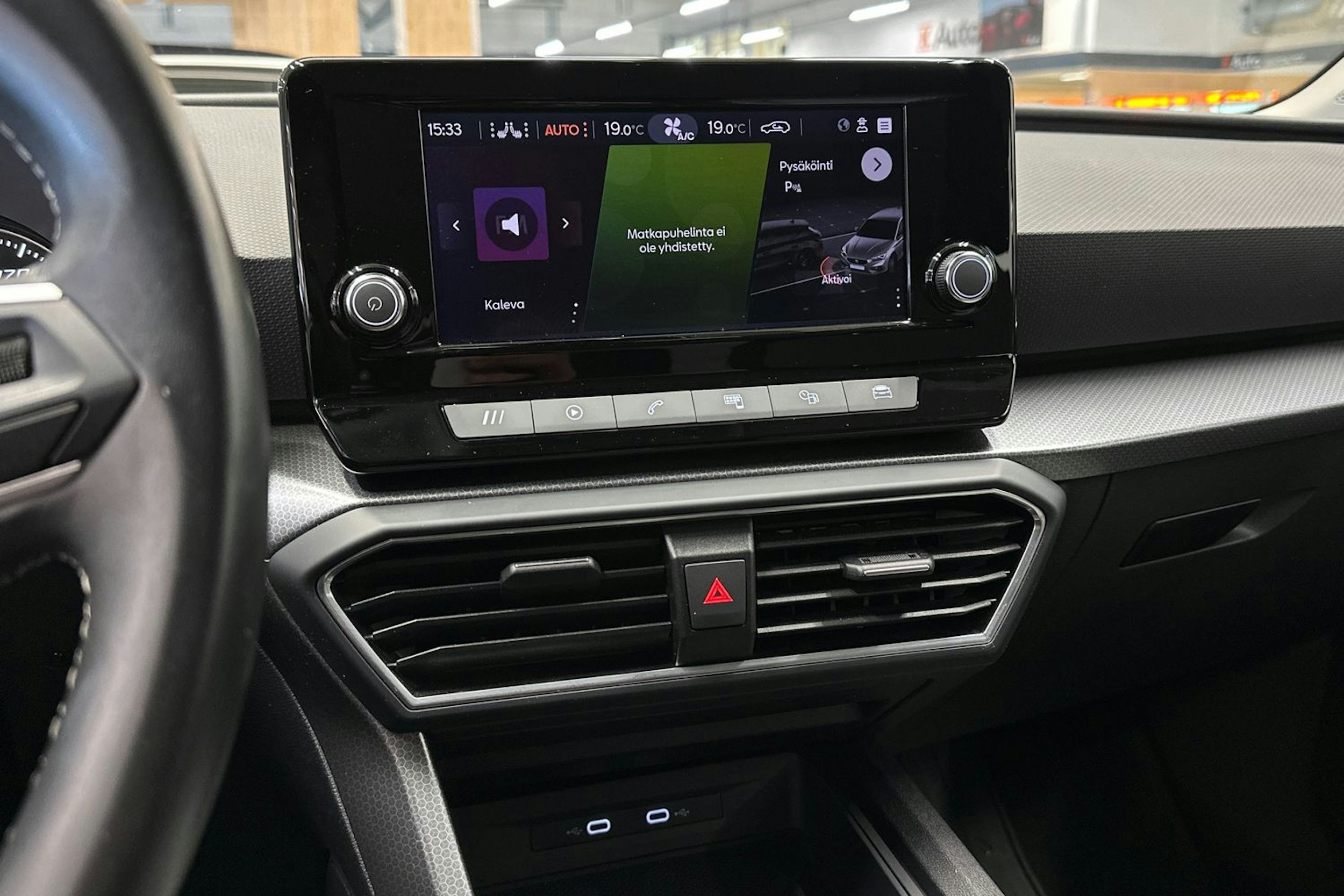 valkoinen SEAT Leon 2021 kuva 19.