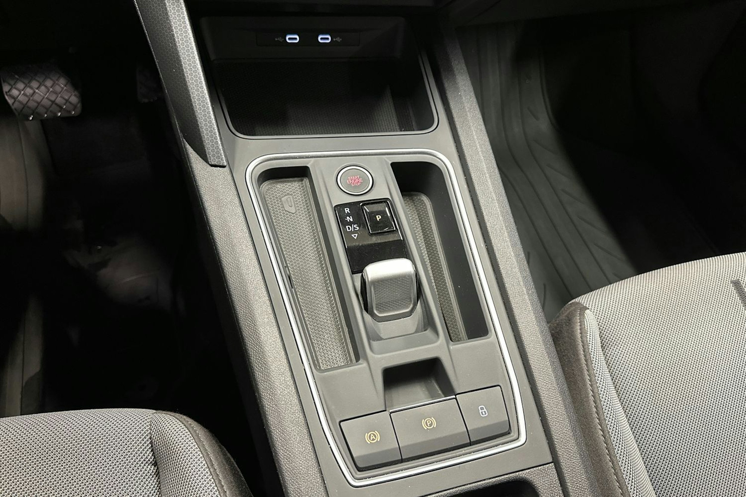 valkoinen SEAT Leon 2021 kuva 20.