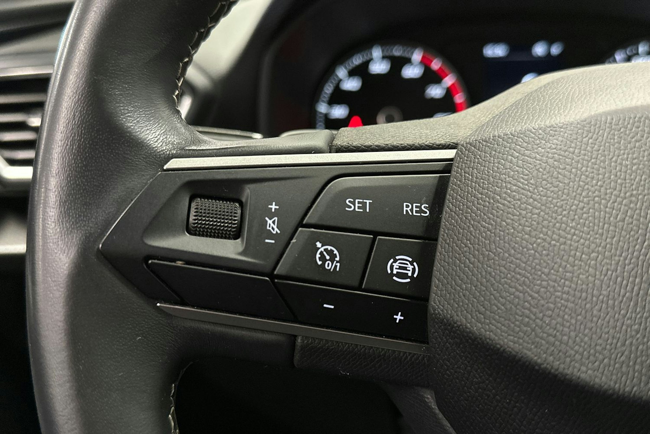 valkoinen SEAT Leon 2021 kuva 22.