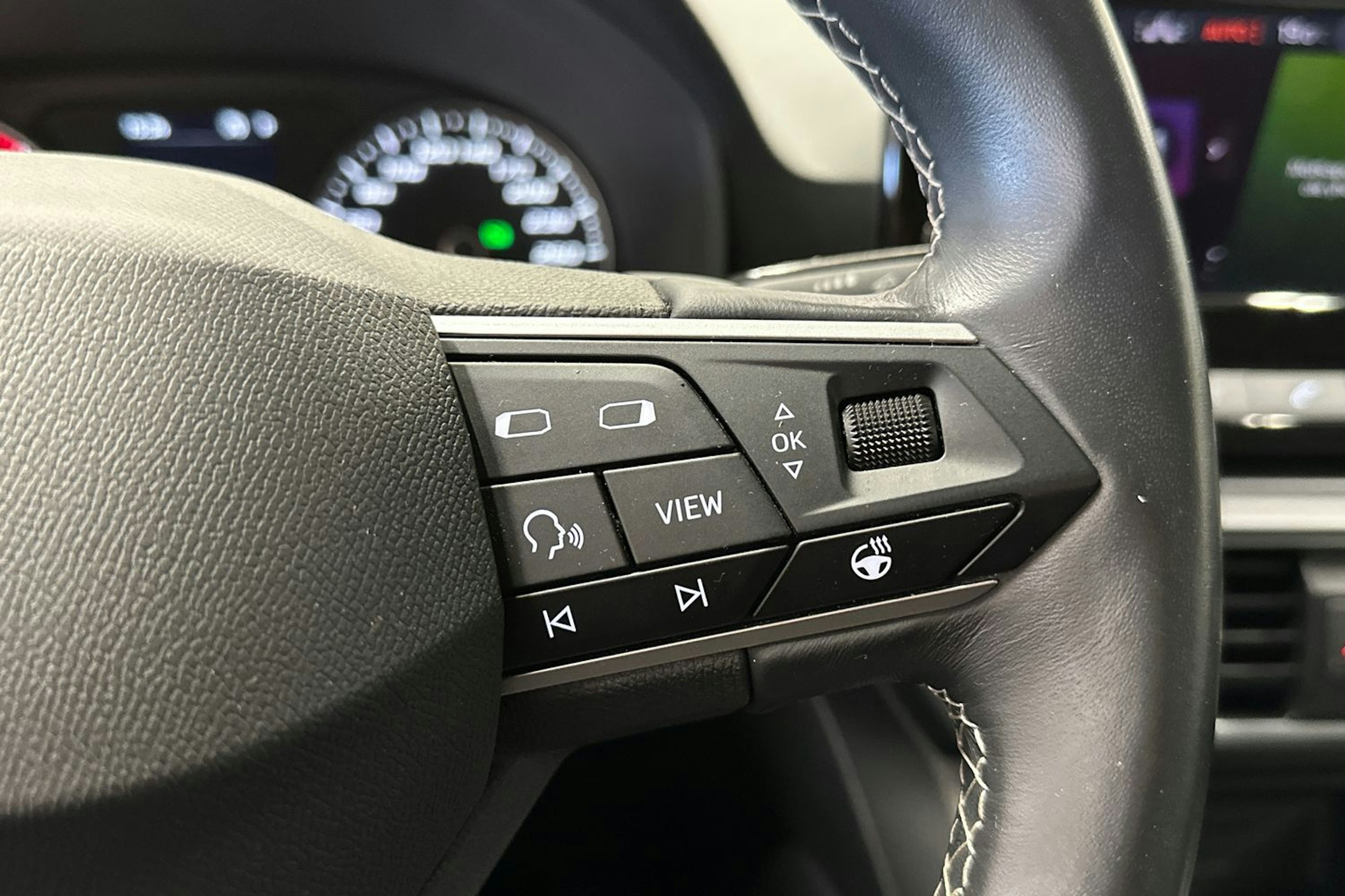 valkoinen SEAT Leon 2021 kuva 23.