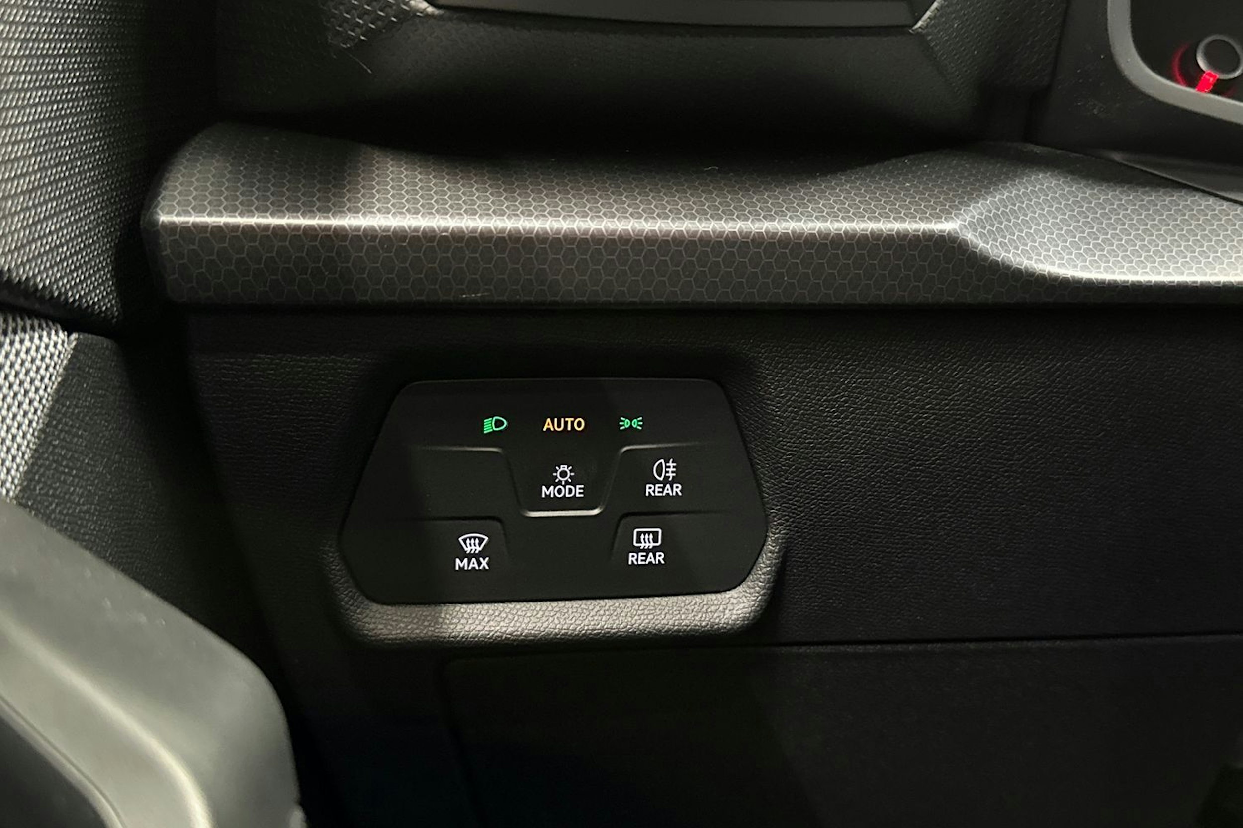 valkoinen SEAT Leon 2021 kuva 24.
