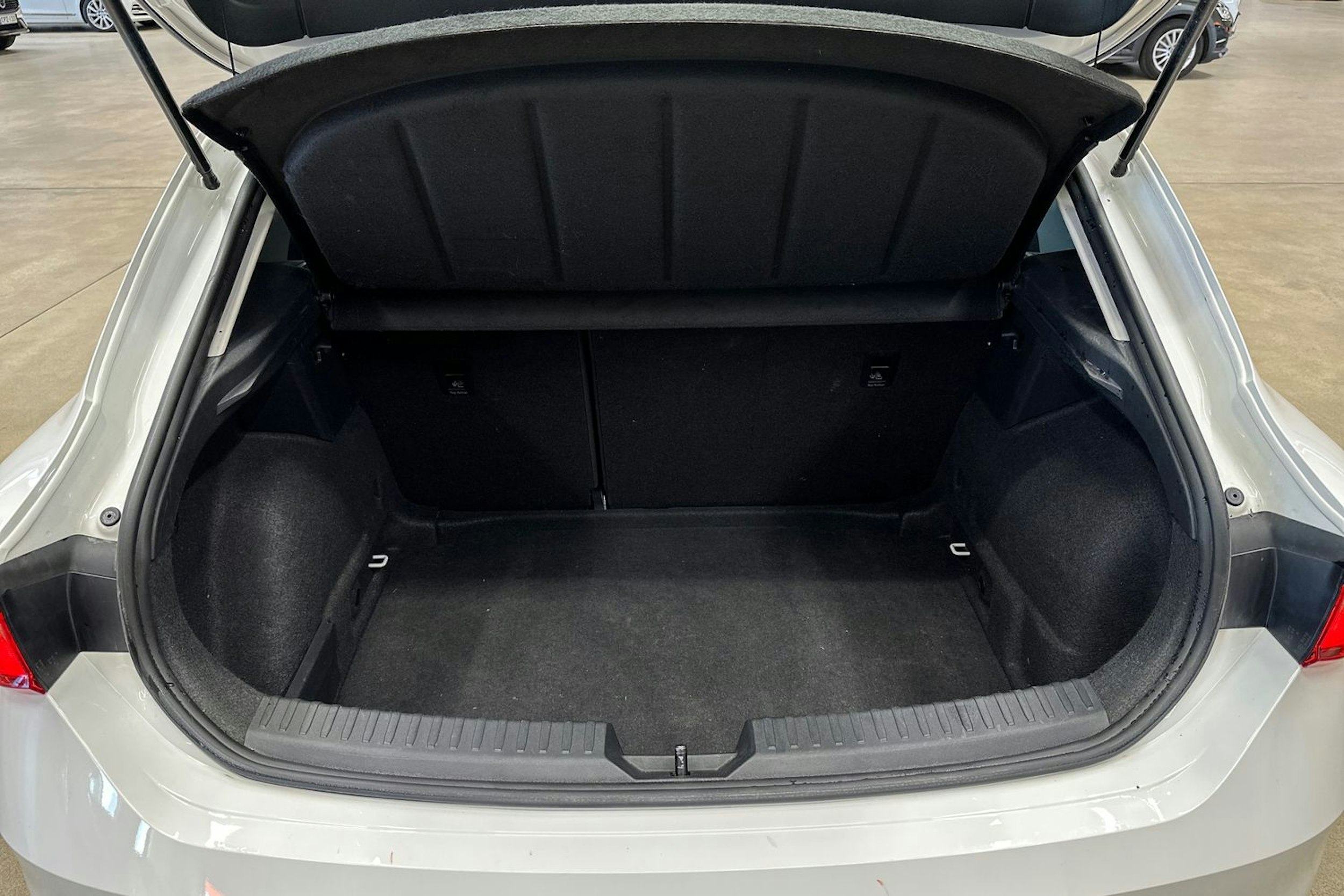 valkoinen SEAT Leon 2021 kuva 26.