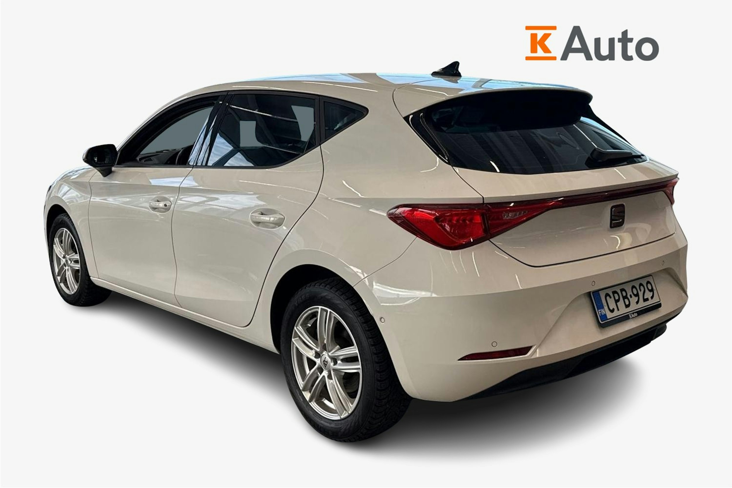 valkoinen SEAT Leon 2021 kuva 2.