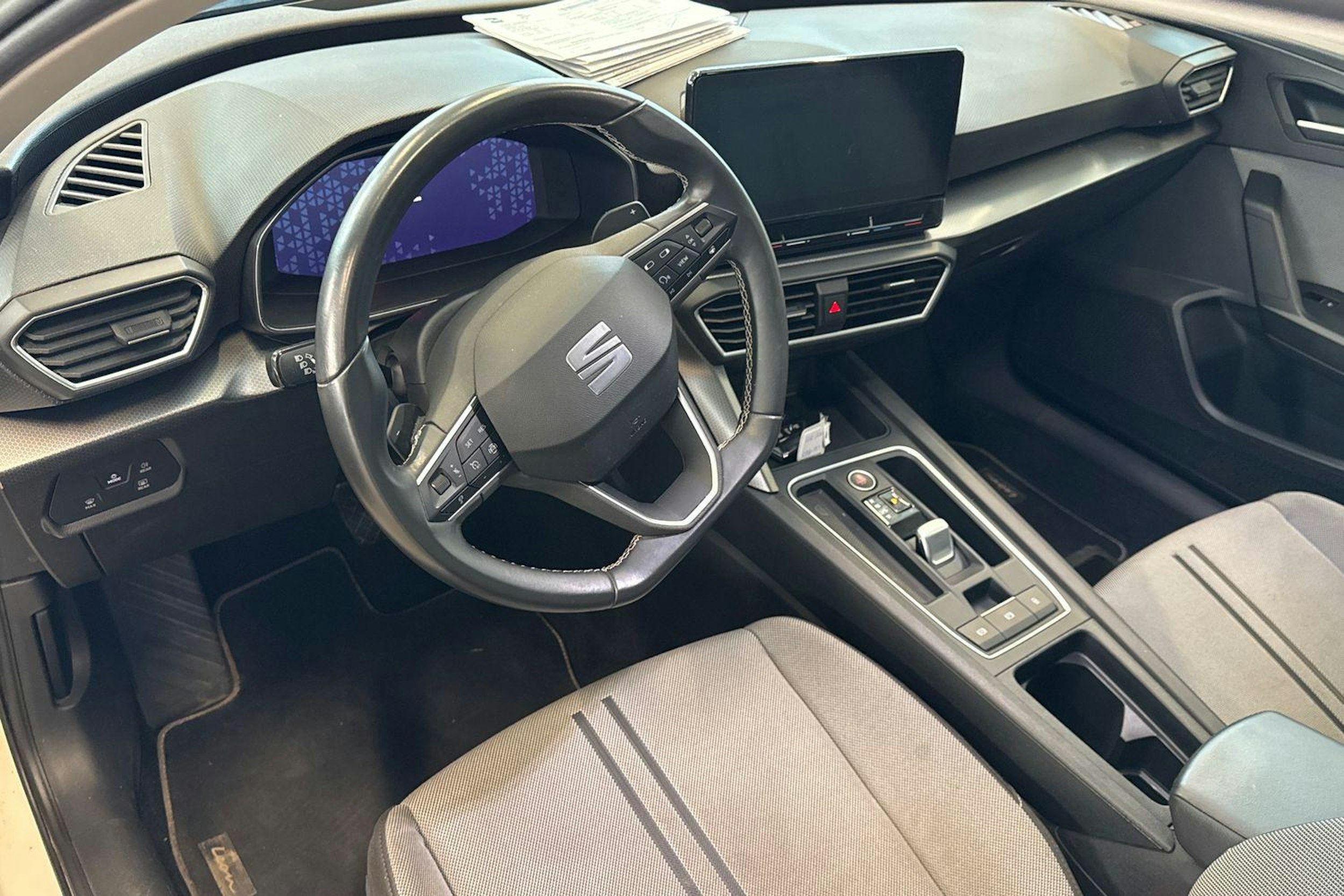 valkoinen SEAT Leon 2021 kuva 7.