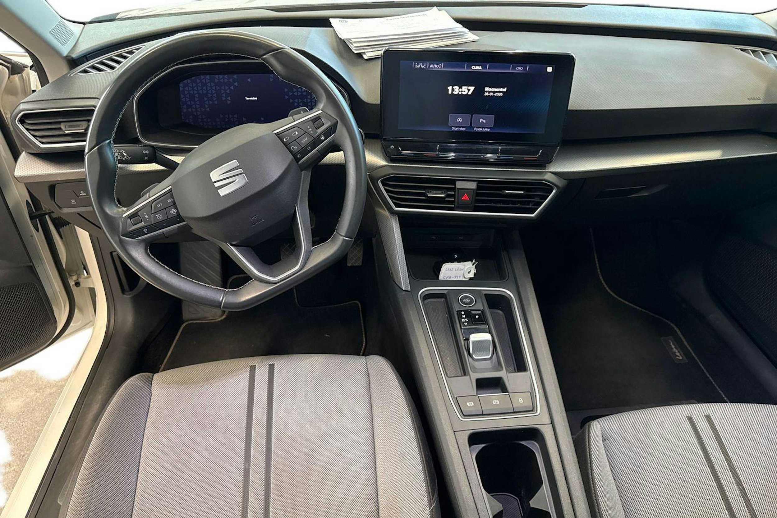 valkoinen SEAT Leon 2021 kuva 9.