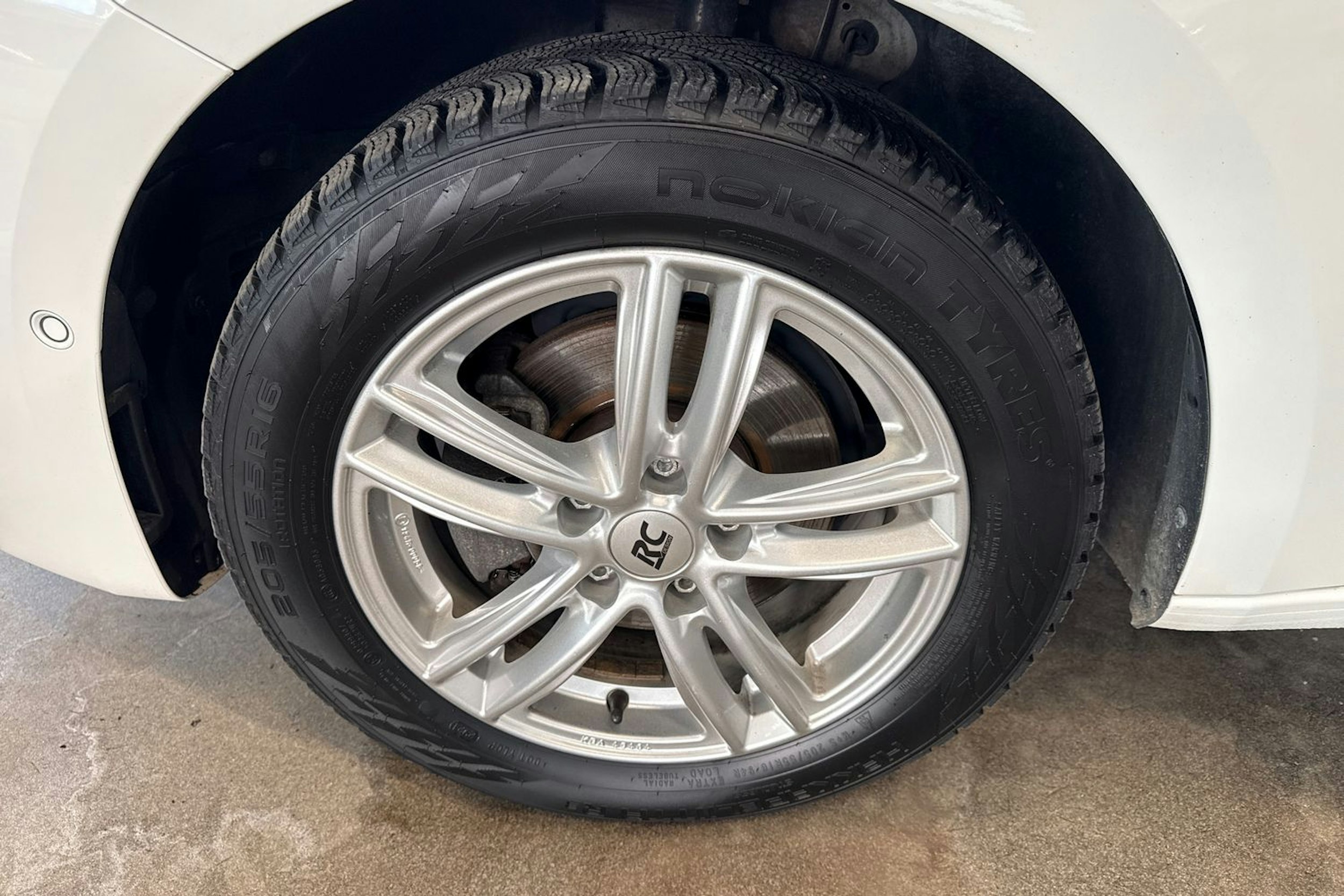 valkoinen SEAT Leon 2021 kuva 13.