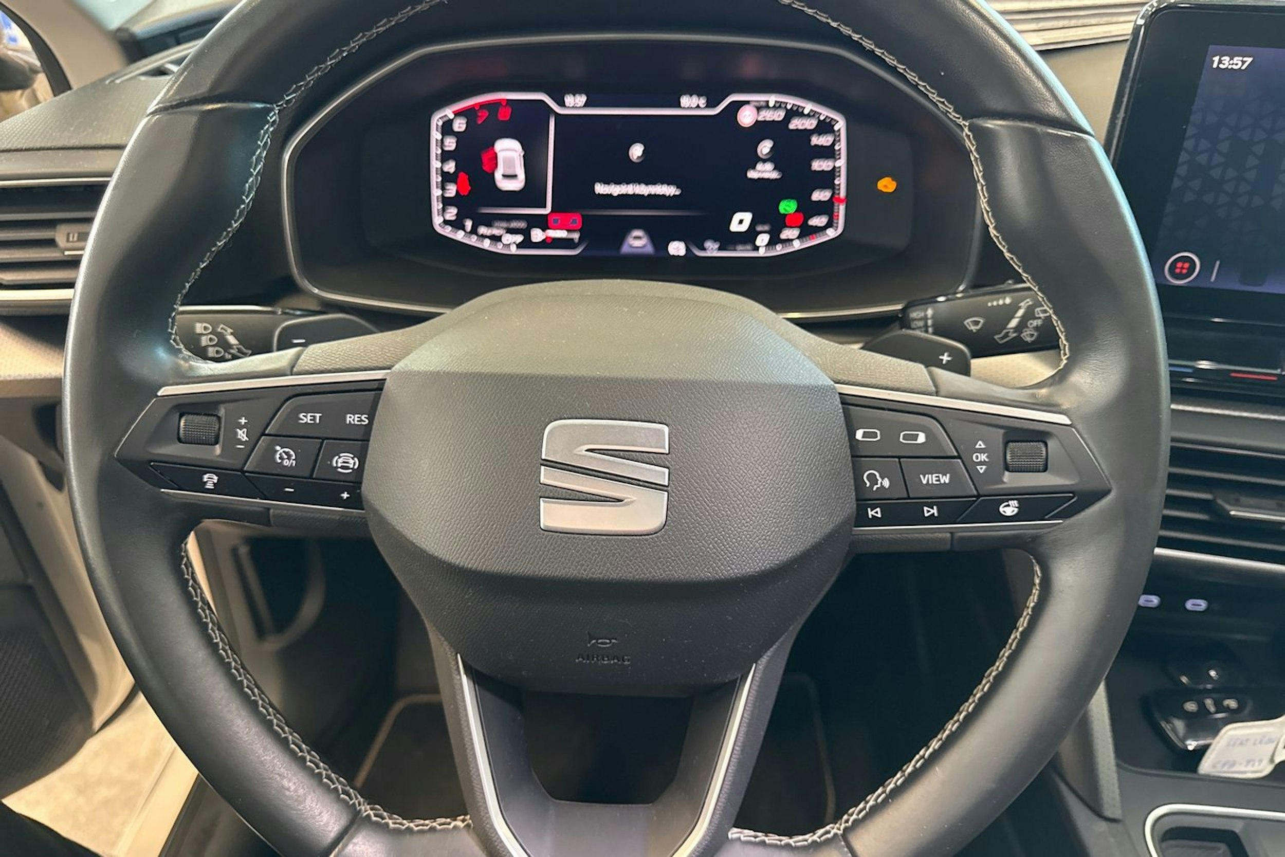 valkoinen SEAT Leon 2021 kuva 14.