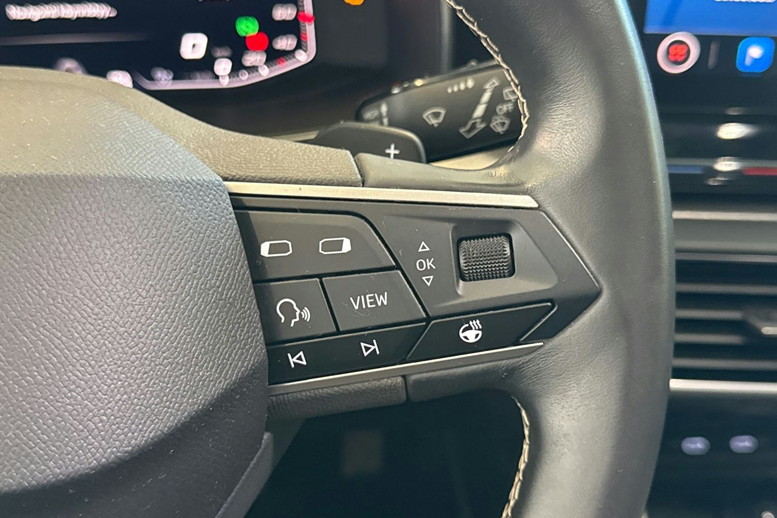 valkoinen SEAT Leon 2021 kuva 16.