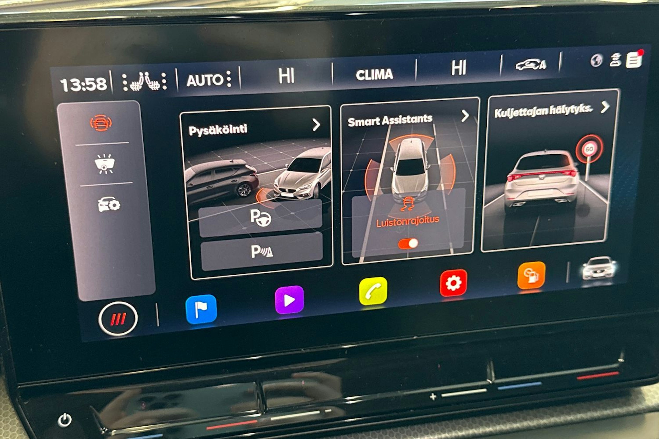 valkoinen SEAT Leon 2021 kuva 18.