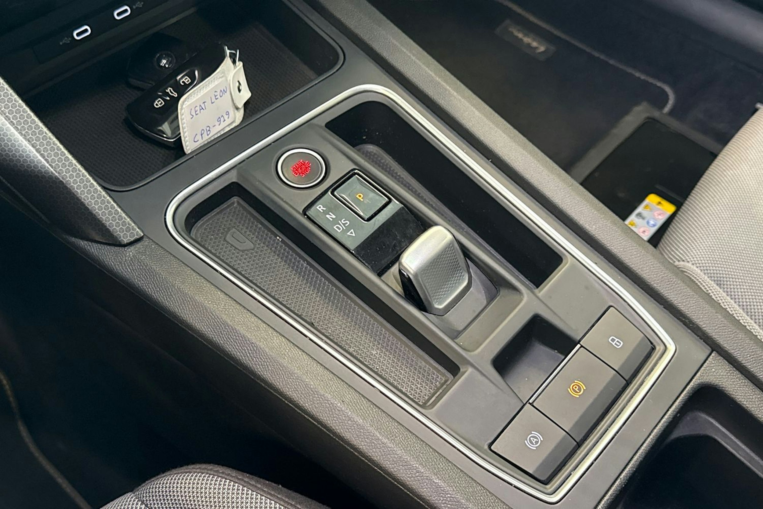 valkoinen SEAT Leon 2021 kuva 20.