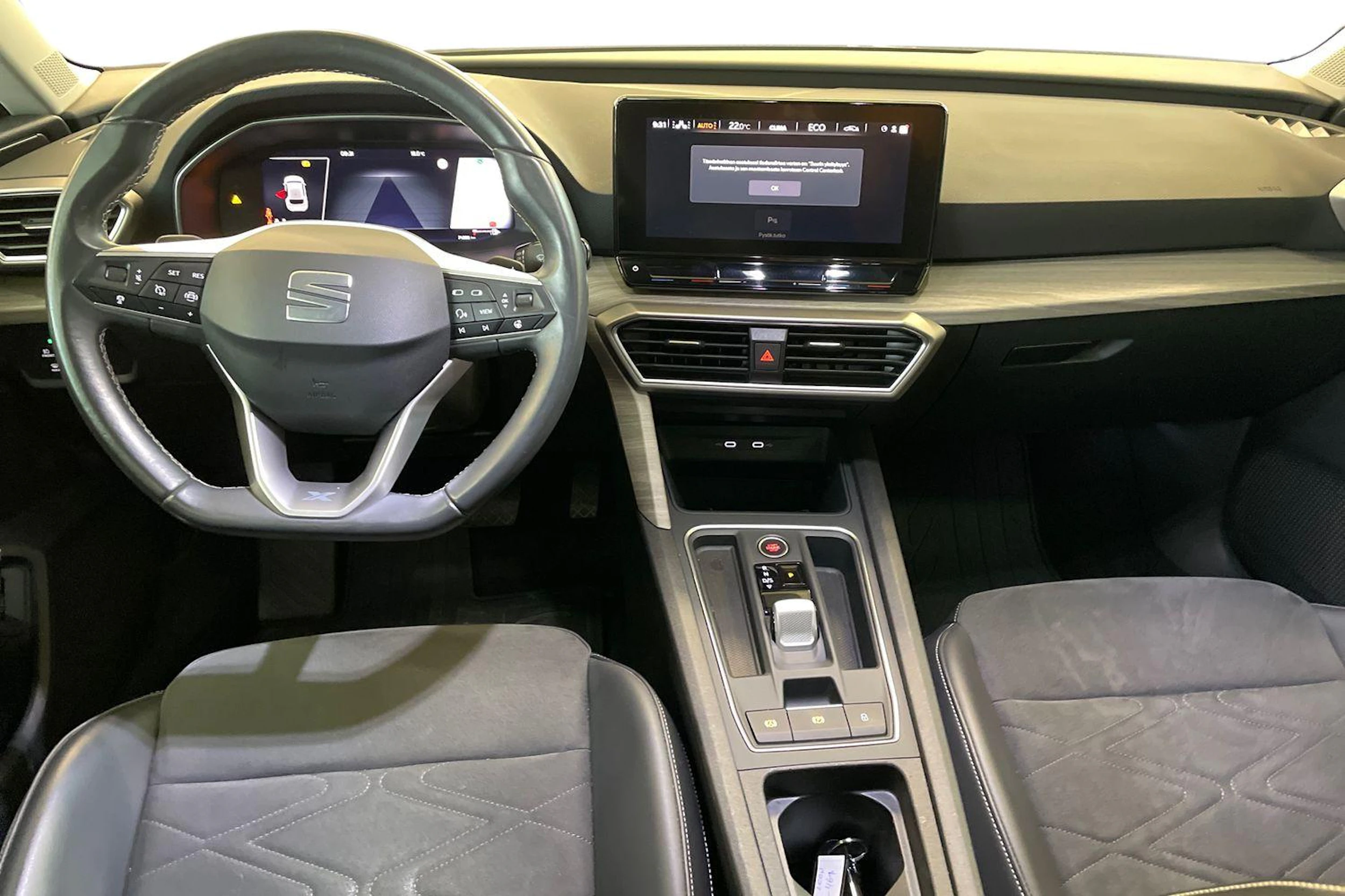 Valkoinen SEAT LEON 2021 kuva 7.