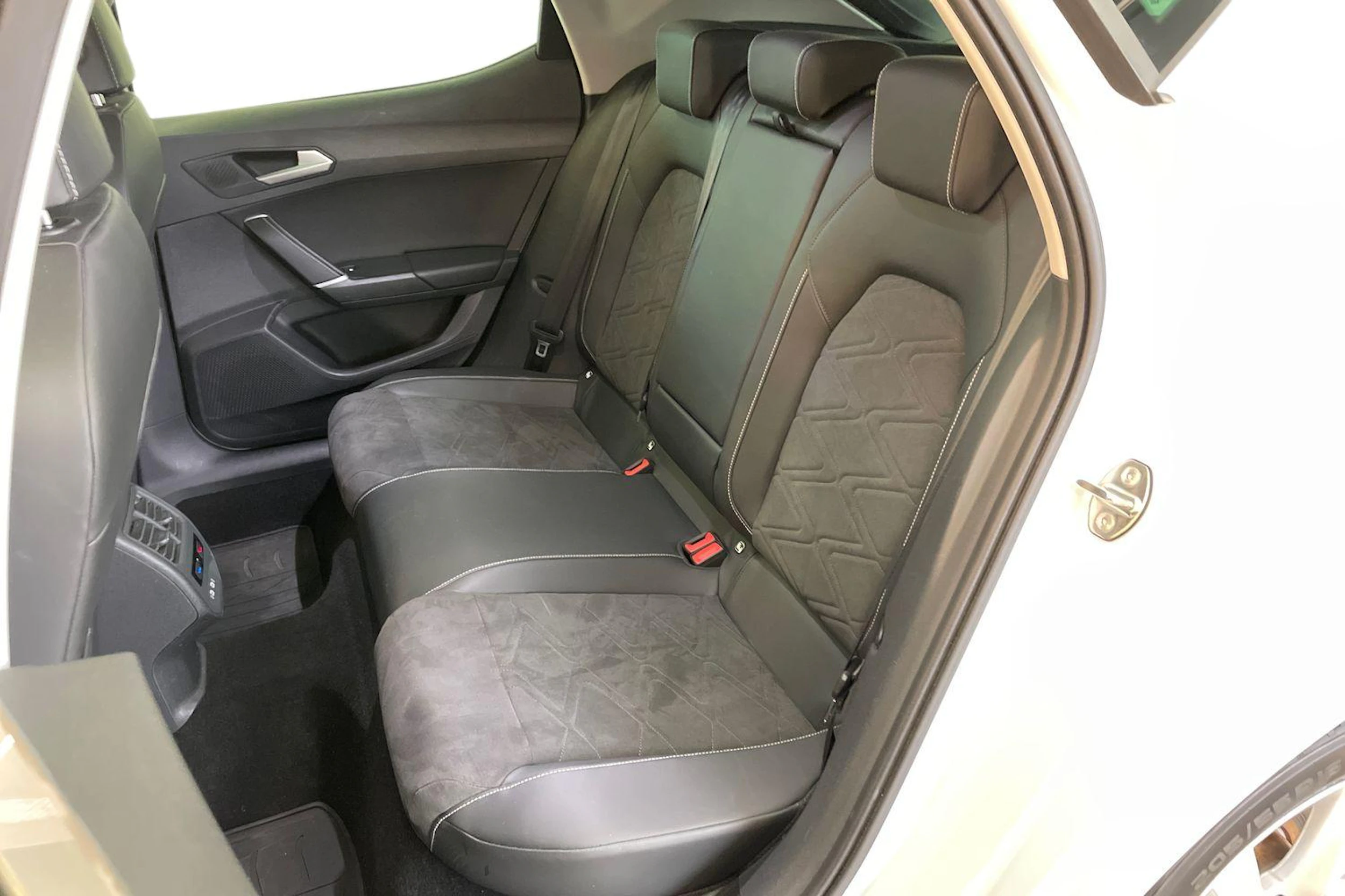 Valkoinen SEAT LEON 2021 kuva 8.
