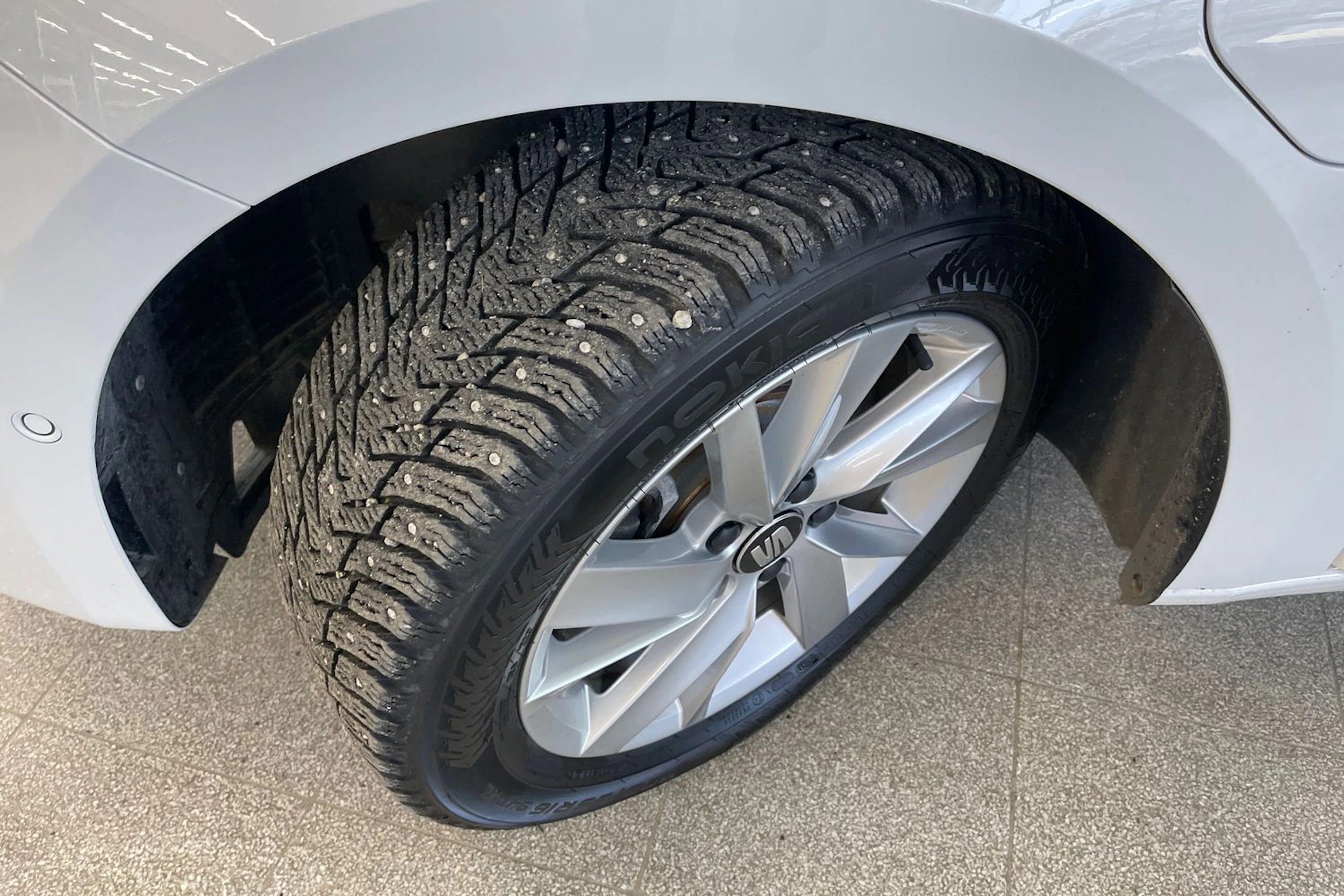 Valkoinen SEAT LEON 2021 kuva 10.