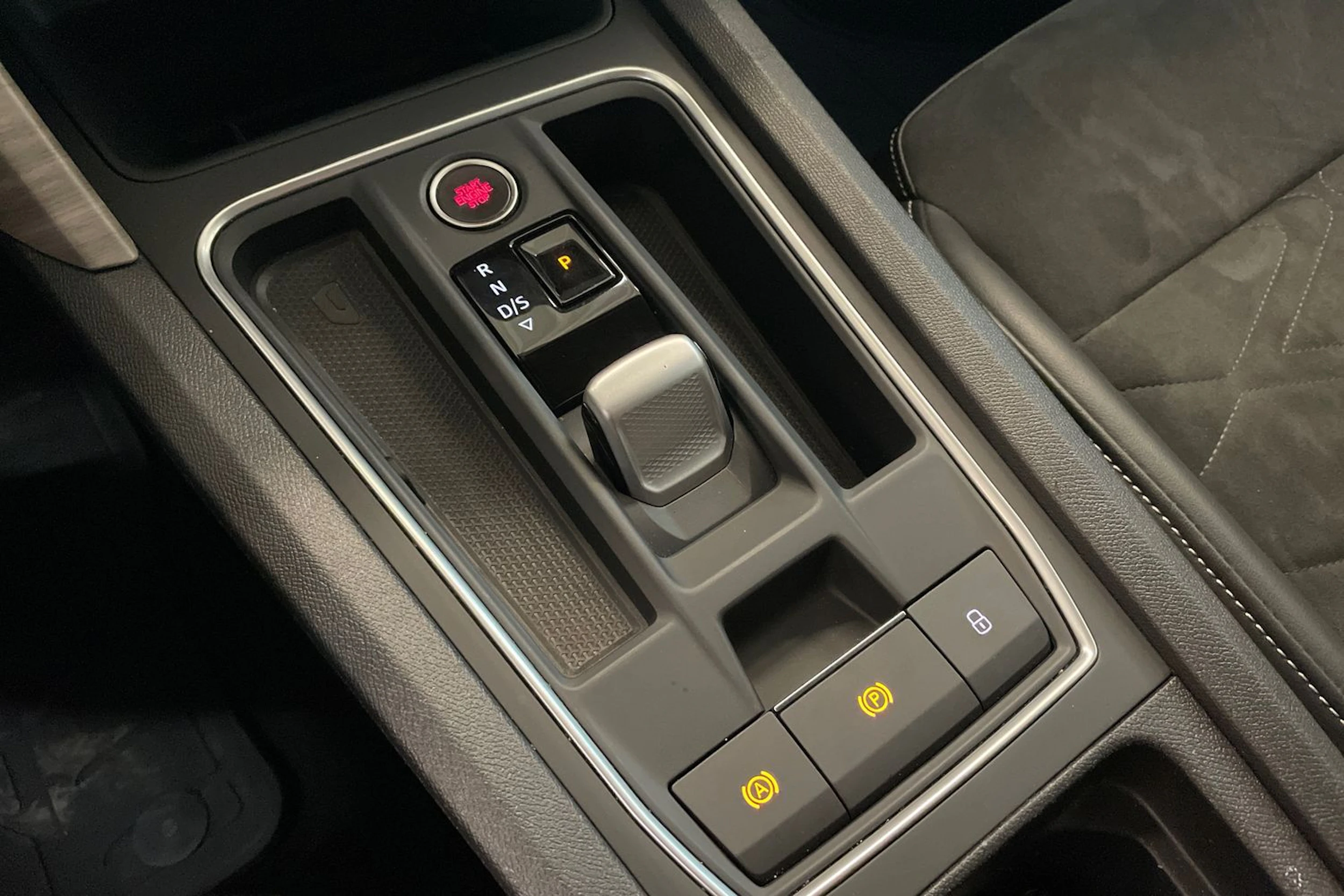 Valkoinen SEAT LEON 2021 kuva 17.