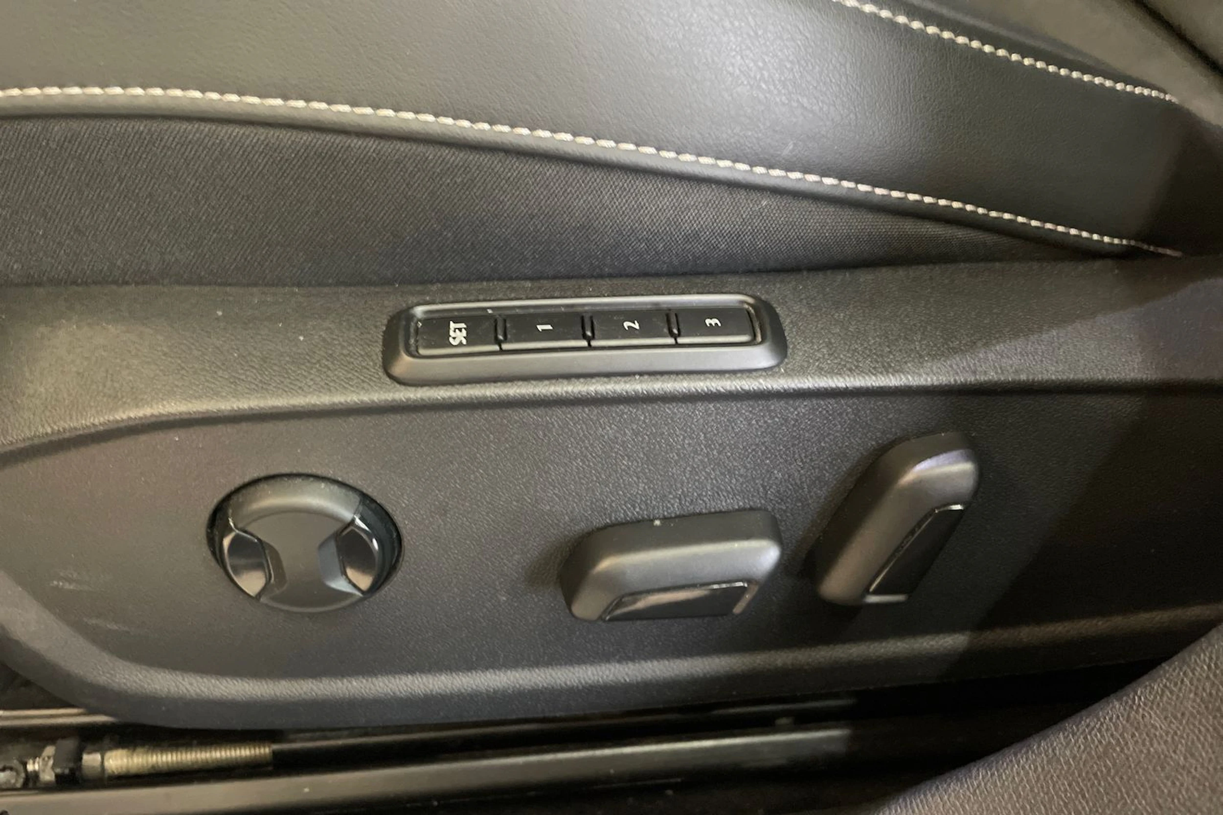 Valkoinen SEAT LEON 2021 kuva 18.