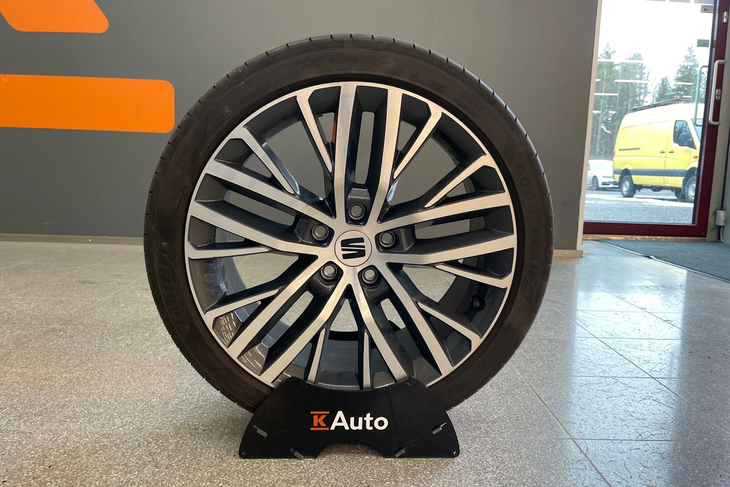 Valkoinen SEAT LEON 2021 kuva 20.