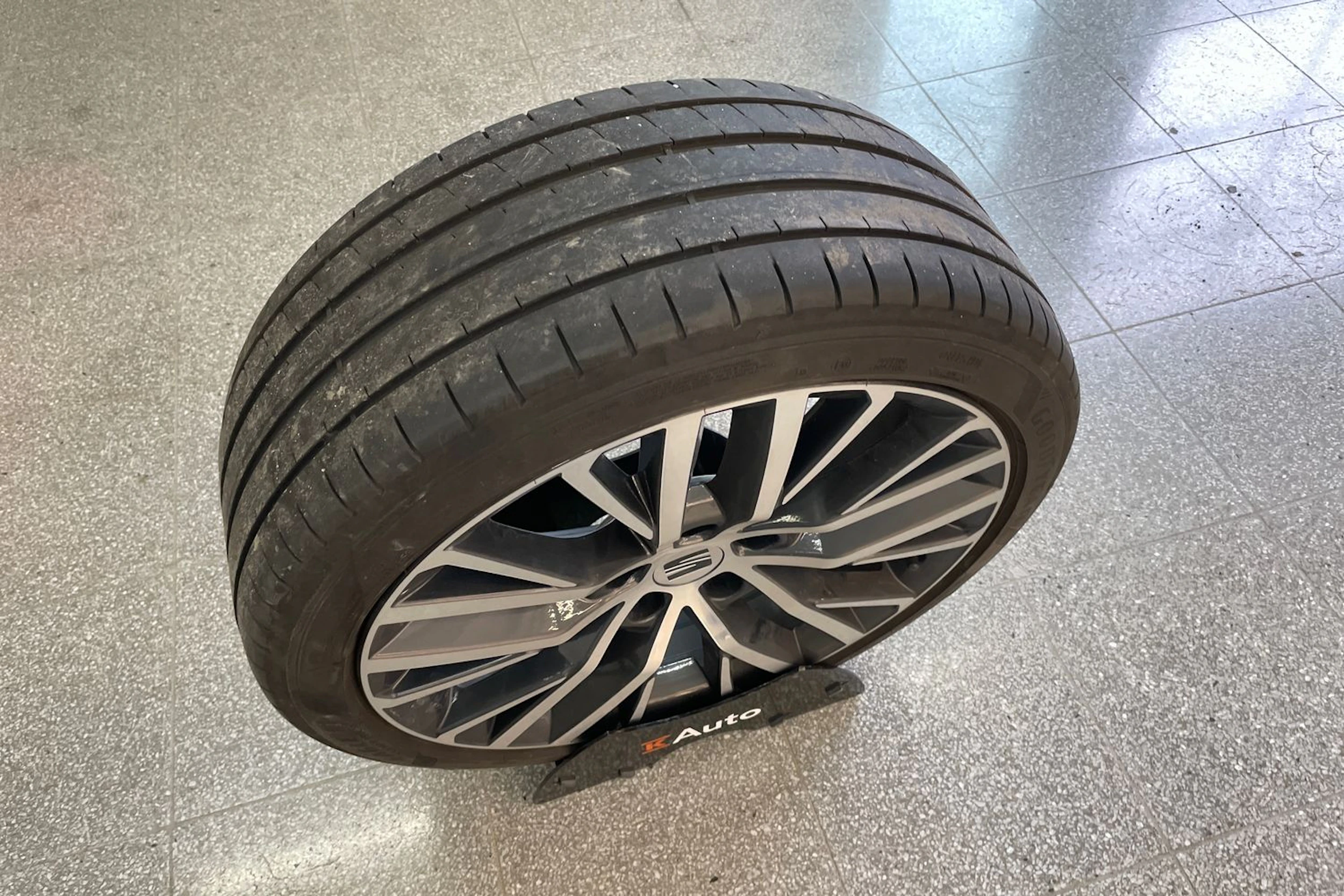 Valkoinen SEAT LEON 2021 kuva 21.