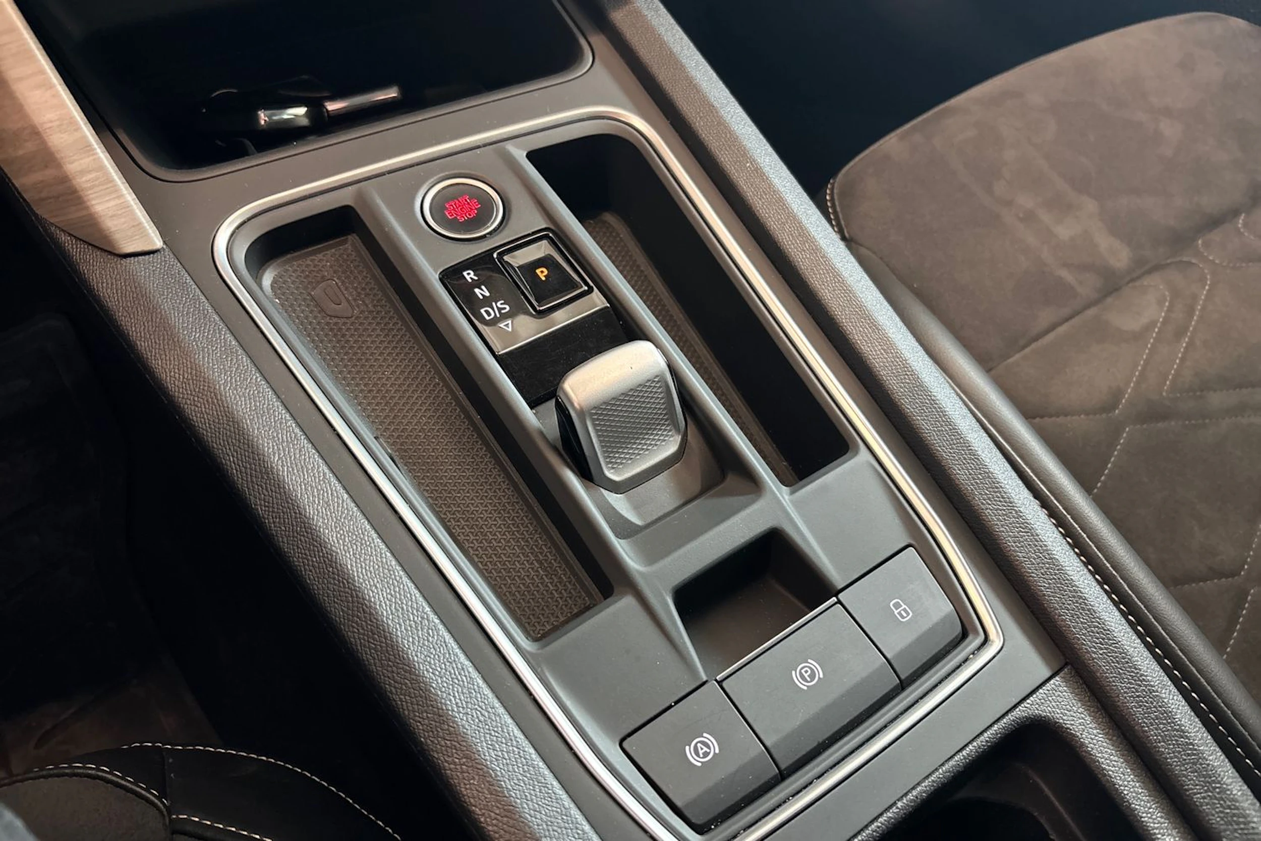 Valkoinen SEAT LEON 2021 kuva 27.