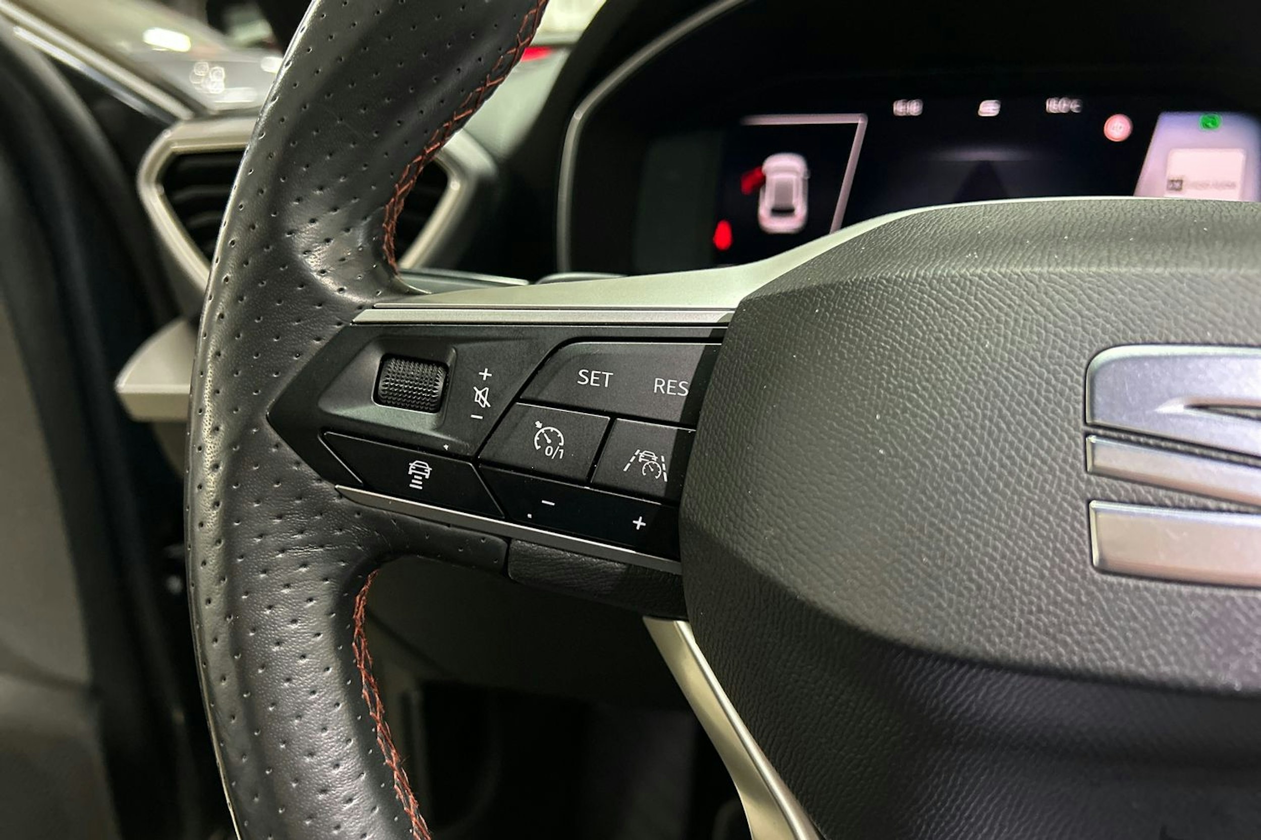 harmaa SEAT Leon 2021 kuva 16.