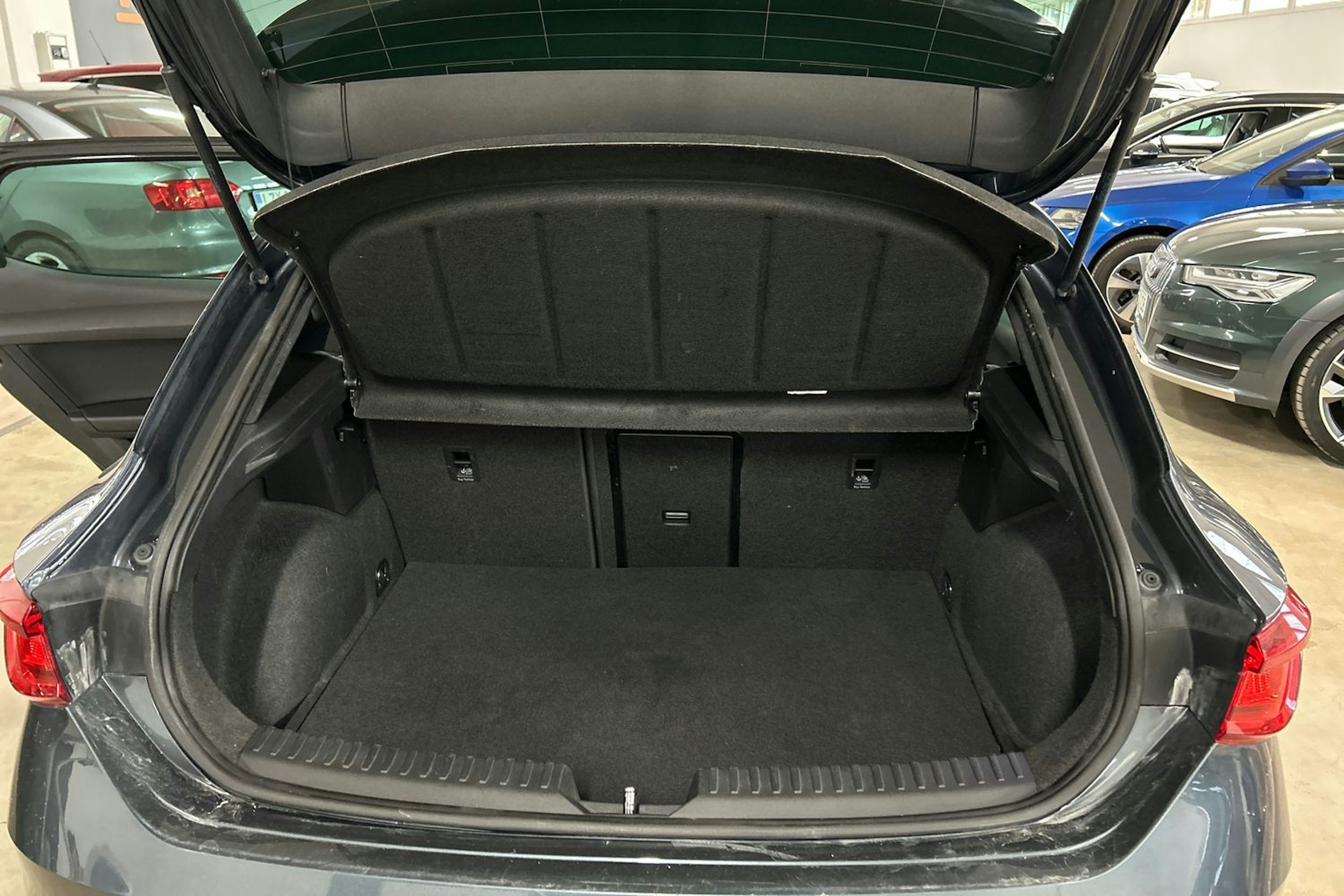 harmaa SEAT Leon 2021 kuva 23.