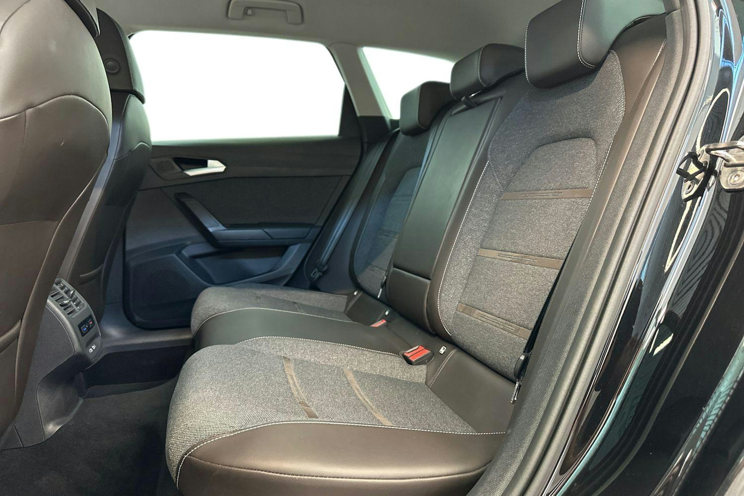 musta SEAT Leon 2021 kuva 10.