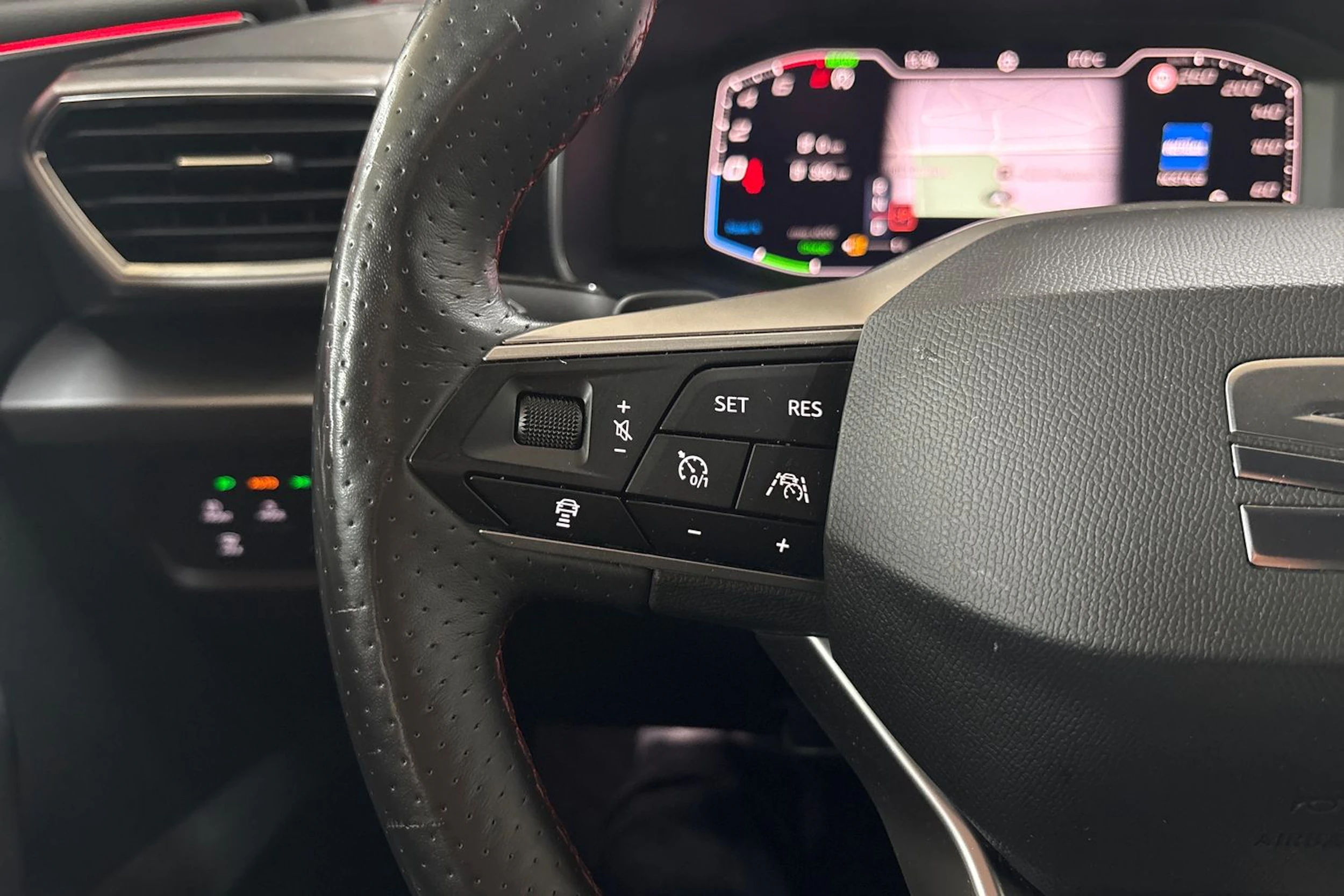 Punainen SEAT LEON 2021 kuva 13.
