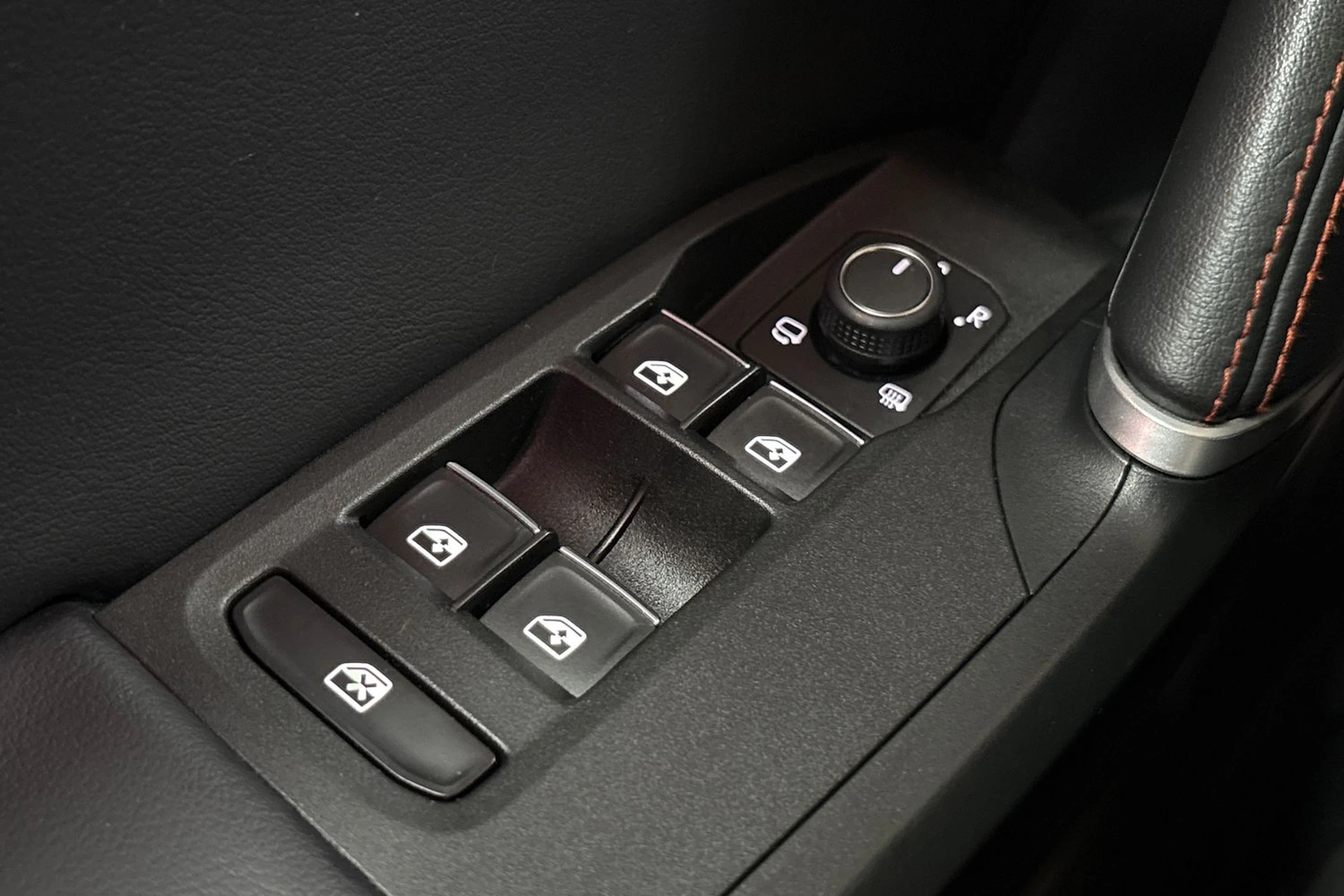Punainen SEAT LEON 2021 kuva 23.